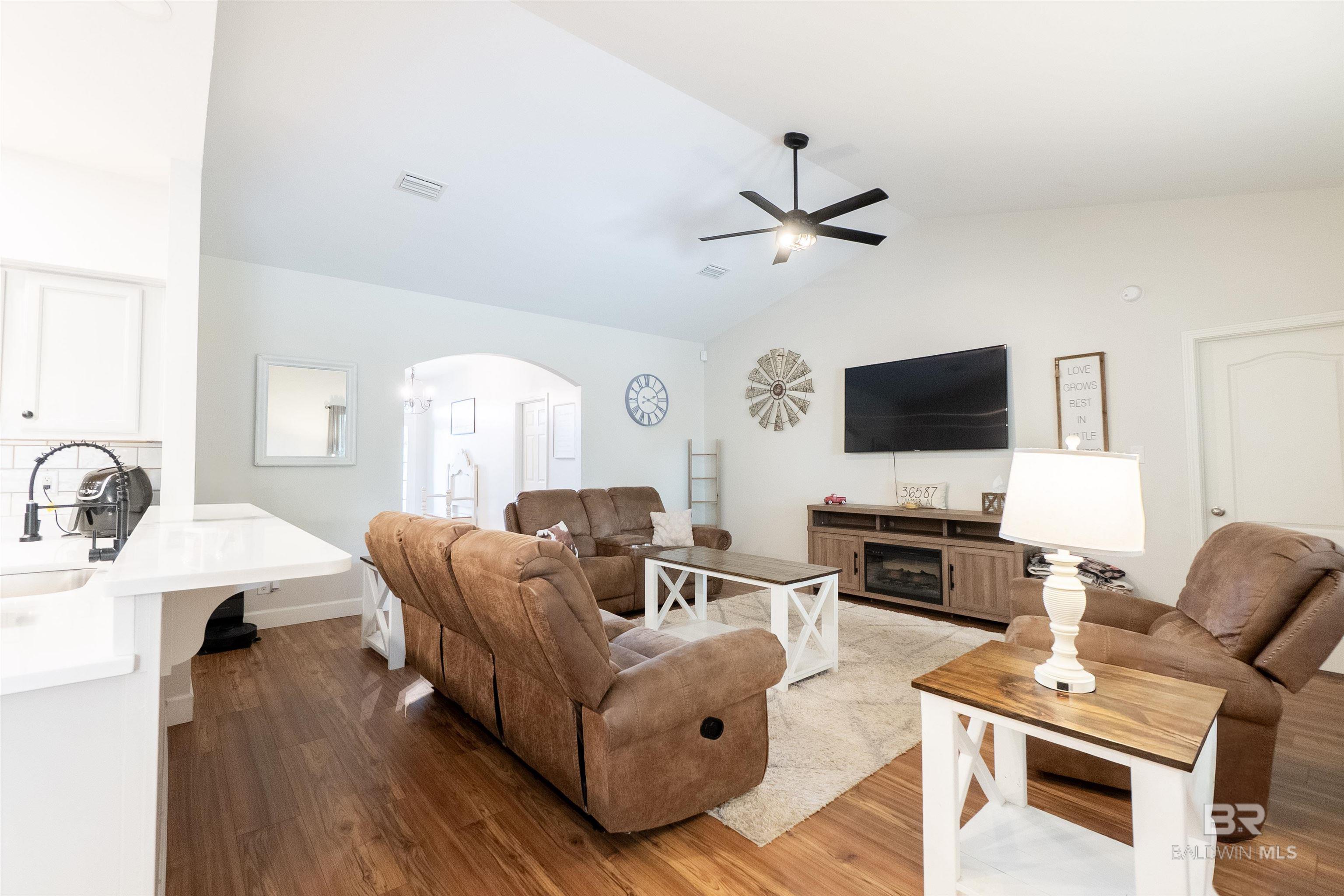 https://zimg.paragon.ice.com/ParagonImages/Property/PG/BCAR/393248/23/0/0/1eef6e4c68bd180a6e7471c155c31233/7/7e6d2a095661faeaec458cc19464ff4a/393248-d146d798-47df-4707-89a6-9ca12f640aab.JPG
