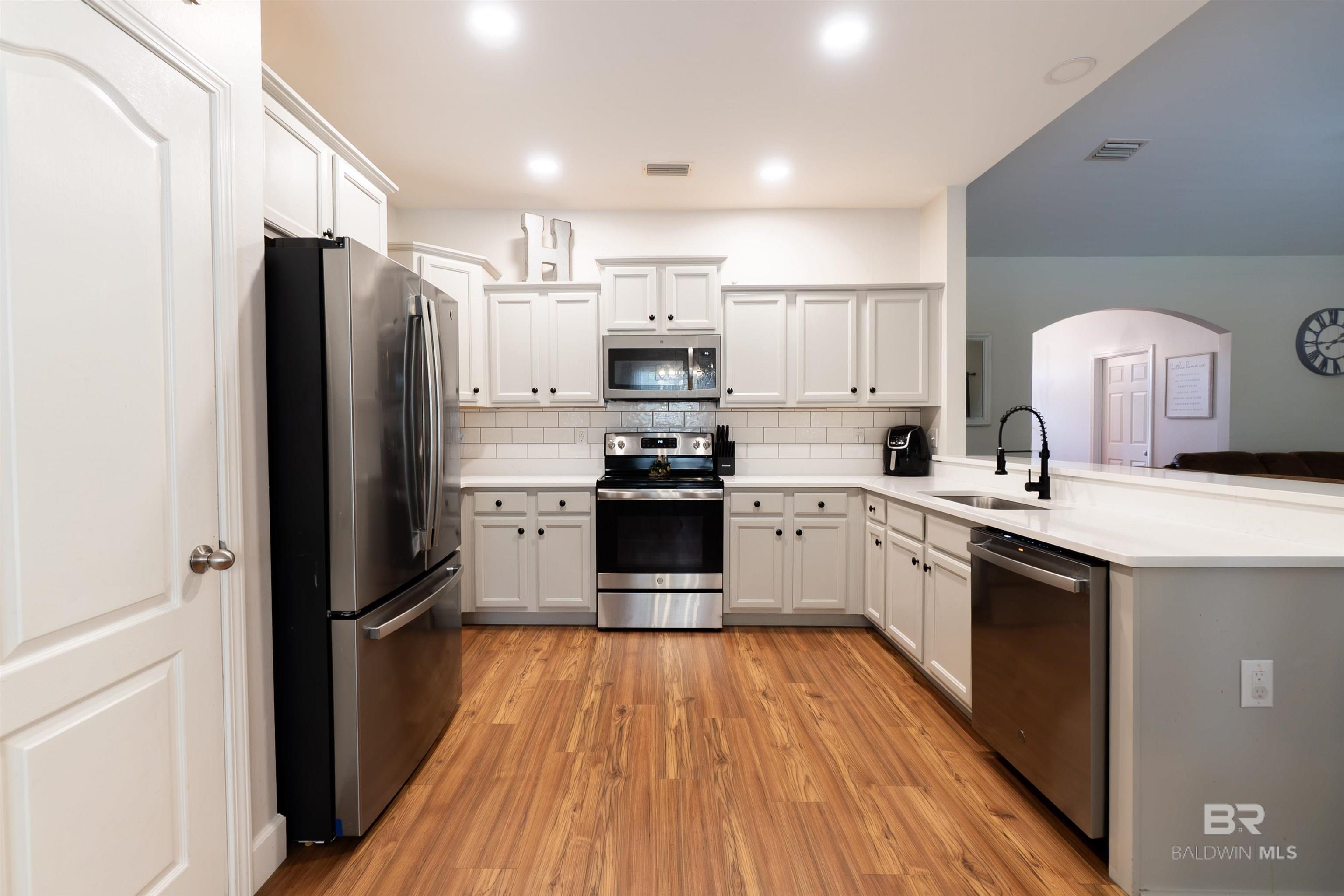https://zimg.paragon.ice.com/ParagonImages/Property/PG/BCAR/393248/7/0/0/56ecabfc45113cb6b7d0117ba2fde2c0/7/7e6d2a095661faeaec458cc19464ff4a/393248-dc33bcb8-0a60-4bcb-b69b-7e9a5935c992.JPG