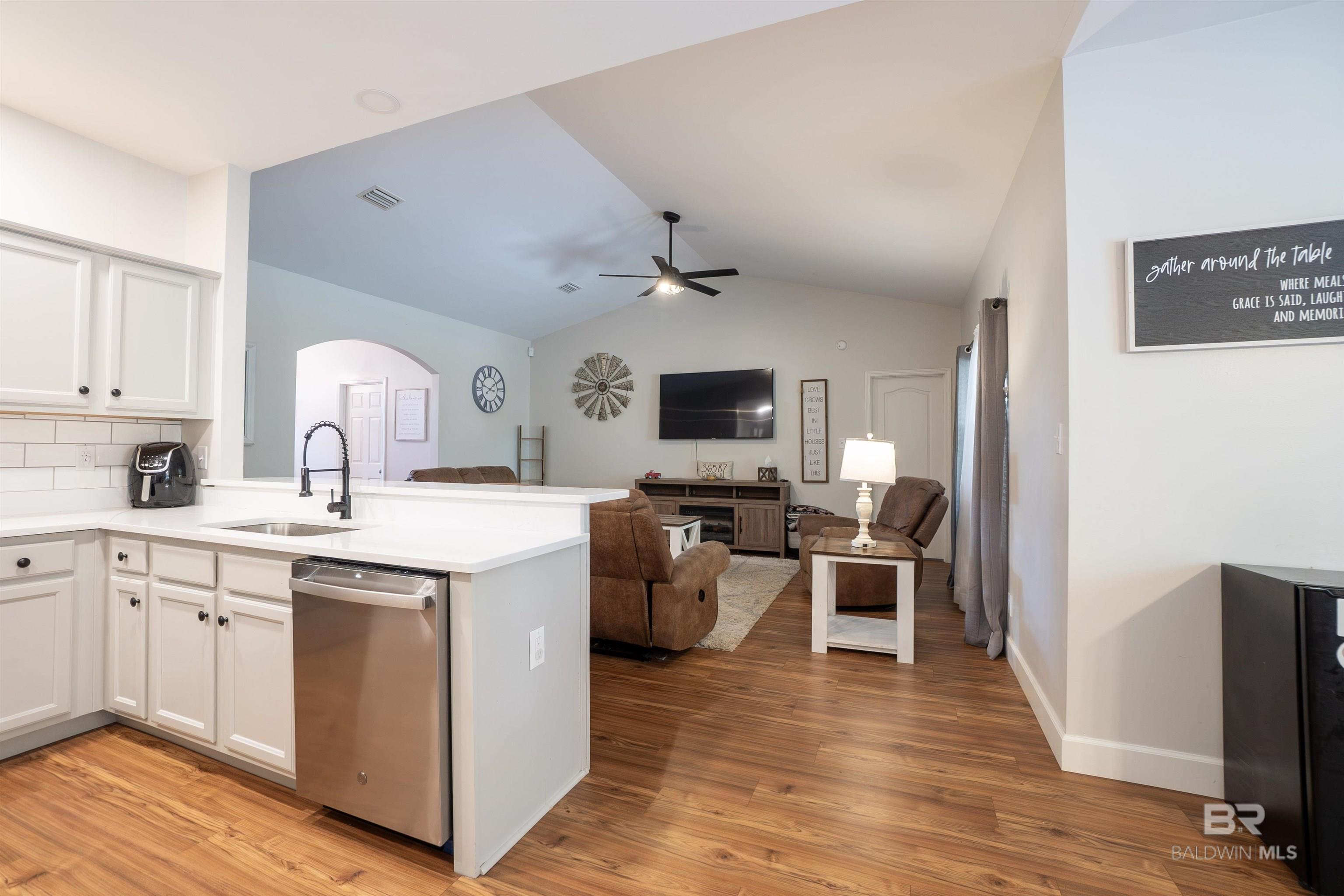 https://zimg.paragon.ice.com/ParagonImages/Property/PG/BCAR/393248/9/0/0/5612d962419bc8fb948d7e6e3a881b5a/7/7e6d2a095661faeaec458cc19464ff4a/393248-a8e8e248-63b4-4079-b57b-2f4912f908d8.JPG