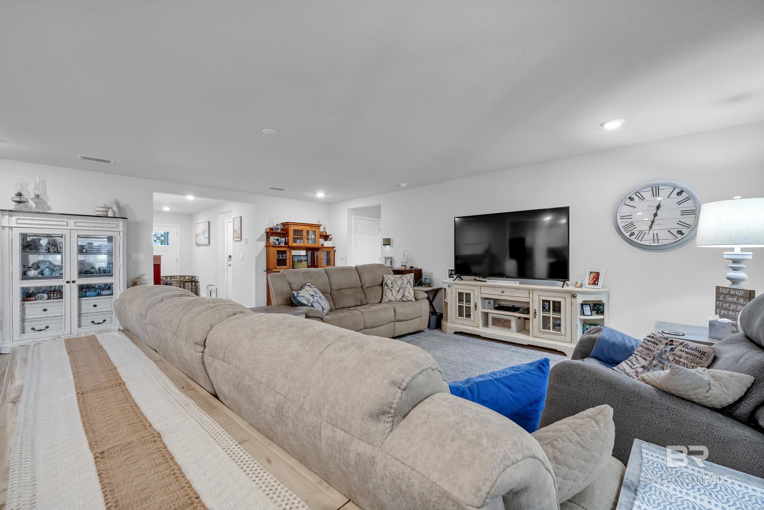 https://zimg.paragon.ice.com/ParagonImages/Property/PG/BCAR/393332/4/0/0/f468de4df46e77daa1a44cd420a28fee/7/4b6356edfc9269683360e4326f29a5ee/393332-07c3da73-8f64-4c9b-90c8-87444dd1b759.JPG