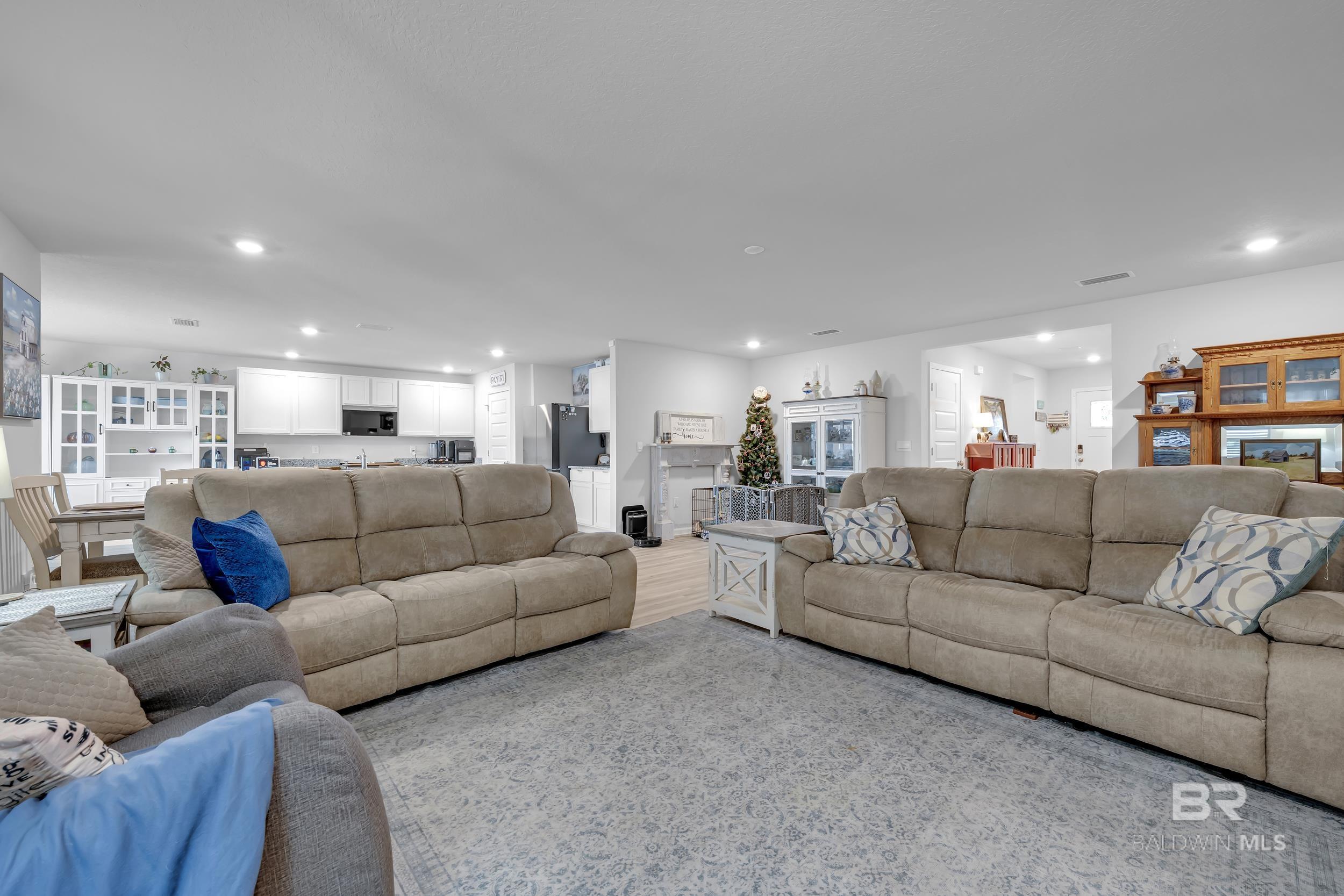 https://zimg.paragon.ice.com/ParagonImages/Property/PG/BCAR/393332/5/0/0/20b360f5d2d7e3c5c3b8cc7dc11c7dfa/7/4b6356edfc9269683360e4326f29a5ee/393332-bdbb40f7-4a35-42f5-a414-e1559e6f5497.JPG