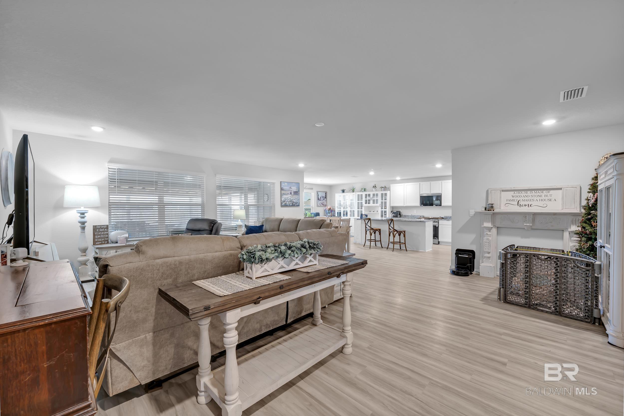 https://zimg.paragon.ice.com/ParagonImages/Property/PG/BCAR/393332/8/0/0/849a2b9c11794cbf321ec80ffdf81da5/7/4b6356edfc9269683360e4326f29a5ee/393332-5933a385-4322-4d52-aba4-8304e86d1045.JPG