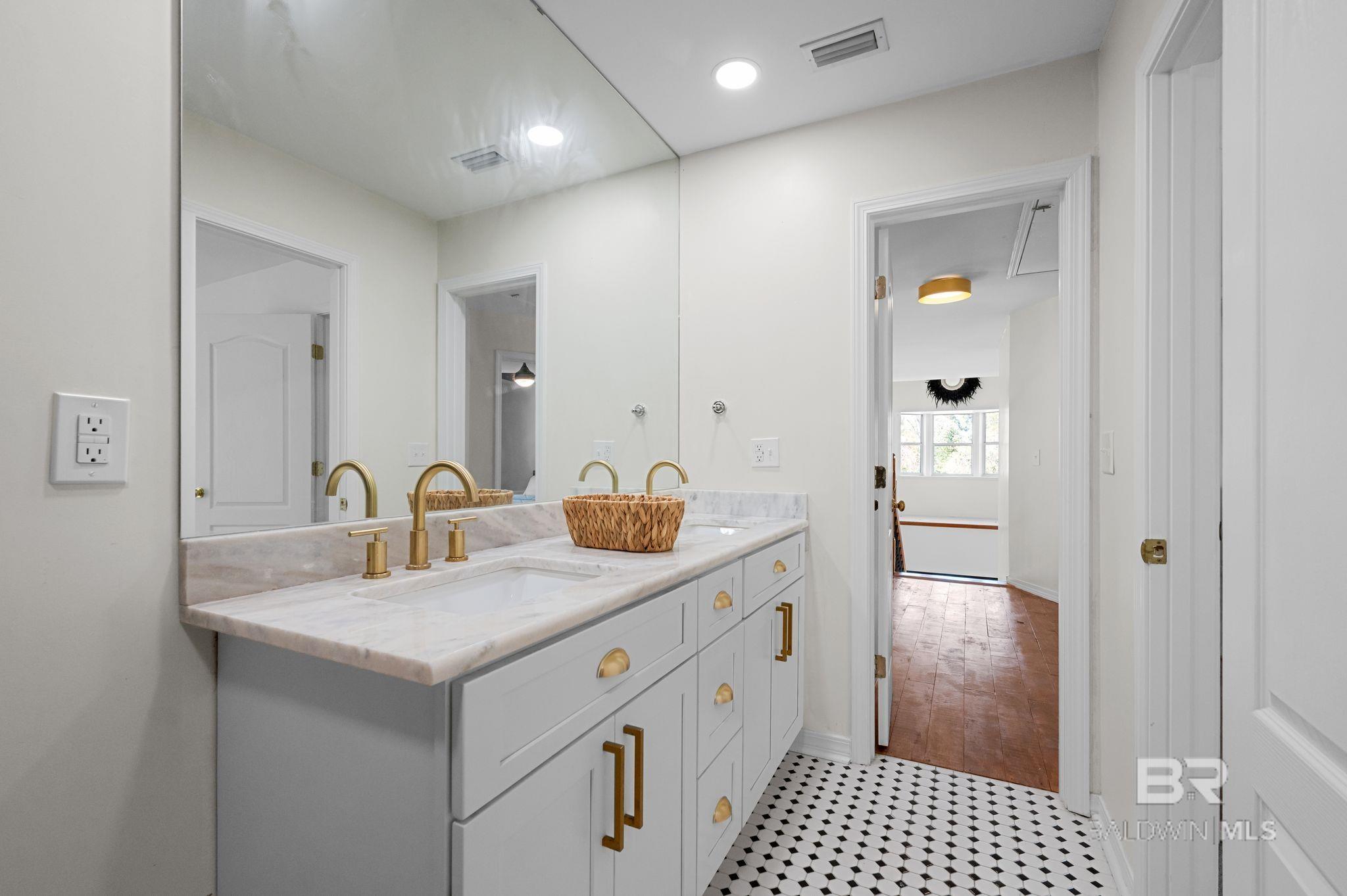 300 Volanta Avenue, Fairhope, AL, 36532