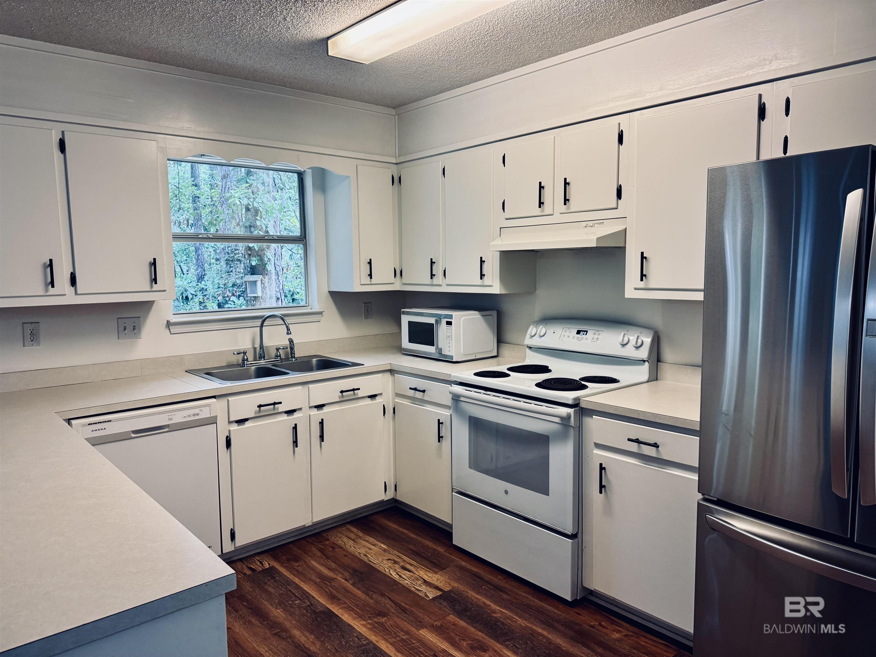 https://zimg.paragon.ice.com/ParagonImages/Property/PG/BCAR/394442/20/0/0/0aa861f66208df393b534c66c0edc194/7/4c2605260cb9e14f0d376103e6071540/394442-fab54321-eb98-4980-943a-df133b686405.JPG