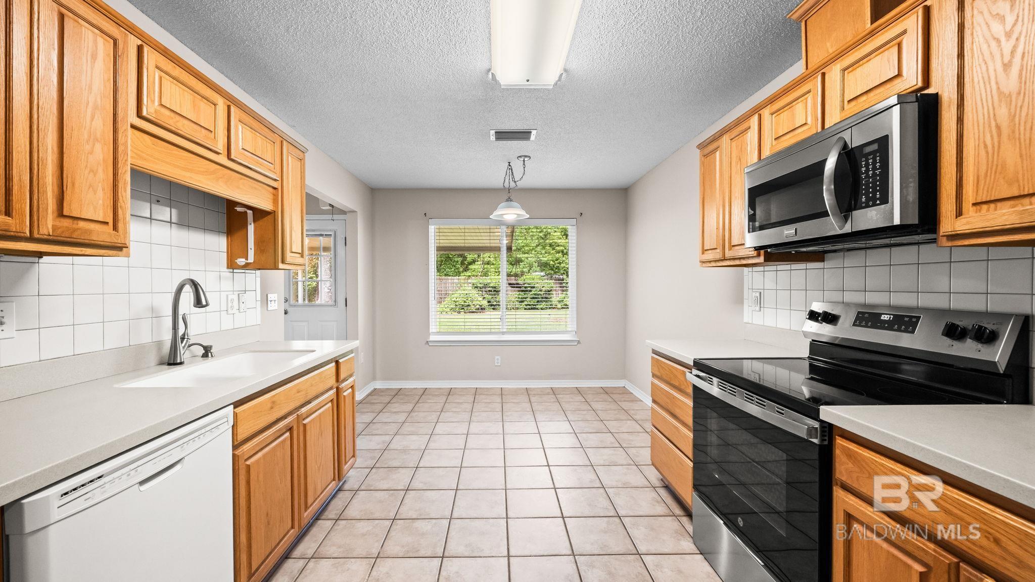https://zimg.paragon.ice.com/ParagonImages/Property/PG/BCAR/394558/11/0/0/7bca1844c0ed5297f9d225bf891d2686/7/c1bf7f9cec1981c7c3f6e1c82718a2cf/394558-99c13246-a216-417e-9b2a-df196a2e492b.JPG