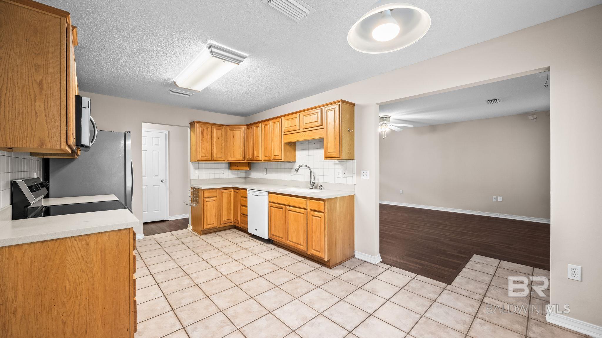 https://zimg.paragon.ice.com/ParagonImages/Property/PG/BCAR/394558/13/0/0/39ea7e533789b23180ac0e71dc3aa37f/7/c1bf7f9cec1981c7c3f6e1c82718a2cf/394558-2161cb5d-7a20-4ac9-b735-95c5dc4e7244.JPG