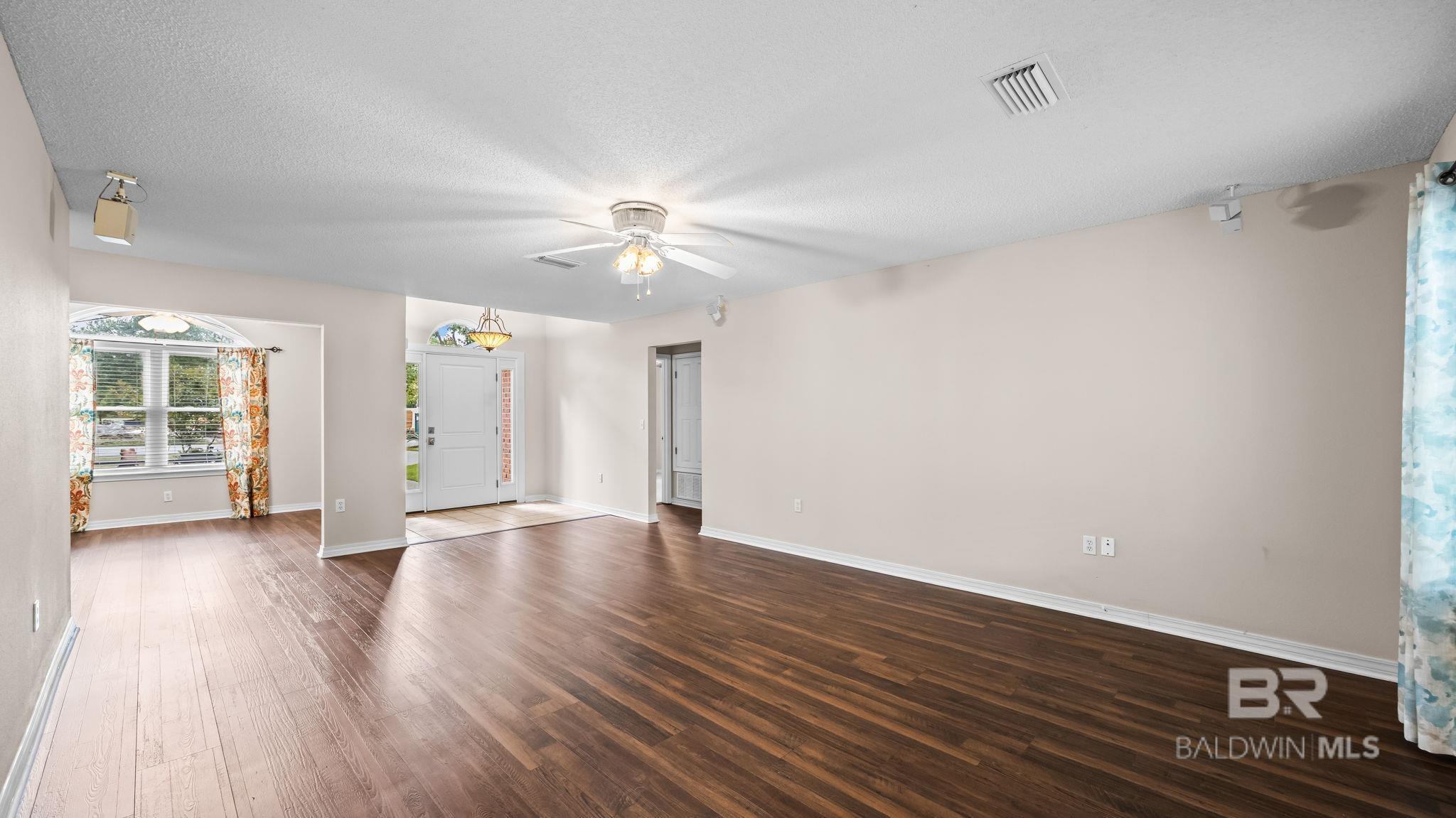 https://zimg.paragon.ice.com/ParagonImages/Property/PG/BCAR/394558/7/0/0/3abe9934c0a75e6be8716acd8dcdf2d9/7/c1bf7f9cec1981c7c3f6e1c82718a2cf/394558-af5d94fe-6678-40c2-9815-6a2c6f0fd469.JPG