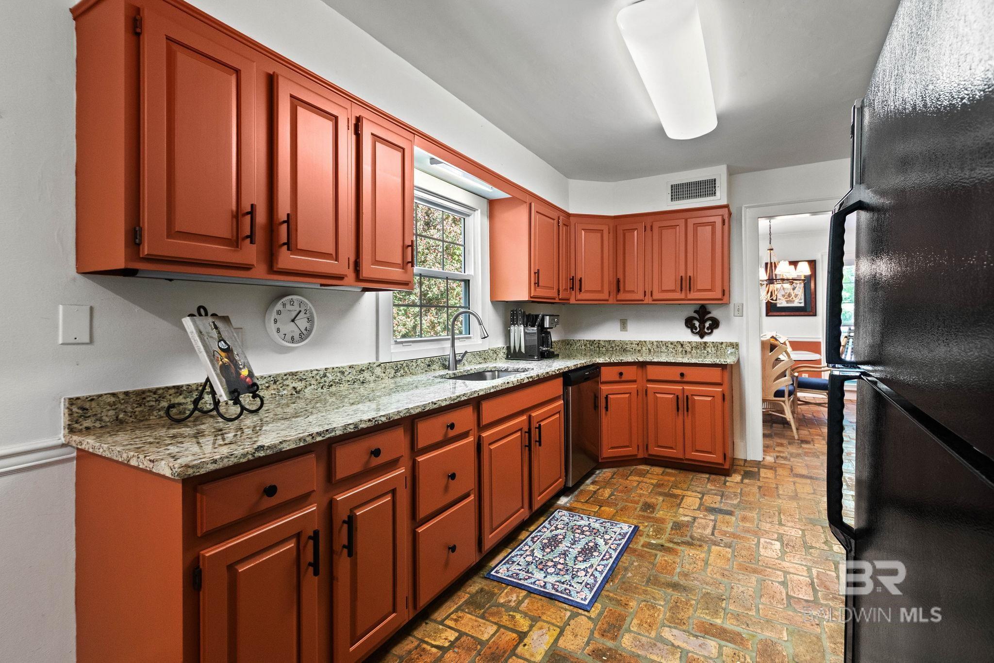 https://zimg.paragon.ice.com/ParagonImages/Property/PG/BCAR/394573/11/0/0/aa67208b4d32ecfe30ed5ff5cd46d4d5/7/74b6991bd11b6990c949c9a1eb636847/394573-aedd874e-12ed-46f7-a5dd-645bef847407.JPG