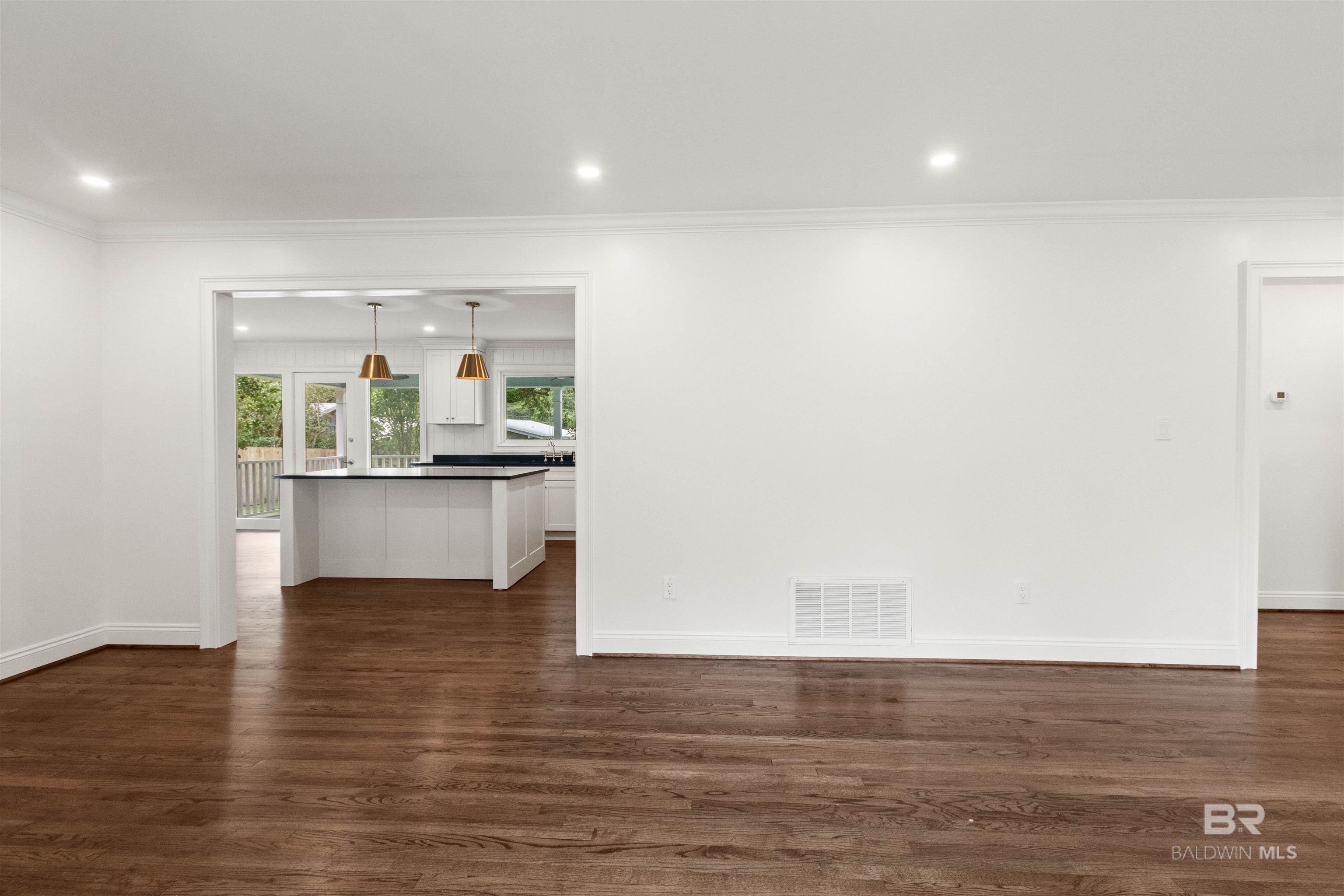 https://zimg.paragon.ice.com/ParagonImages/Property/PG/BCAR/394617/26/0/0/54f838454c53170a9e1b4a9d83a07f7a/7/d49ad55379c75592c78c033718b4785f/394617-e73e4bc2-ebda-4623-9089-e17639ca2676.JPG