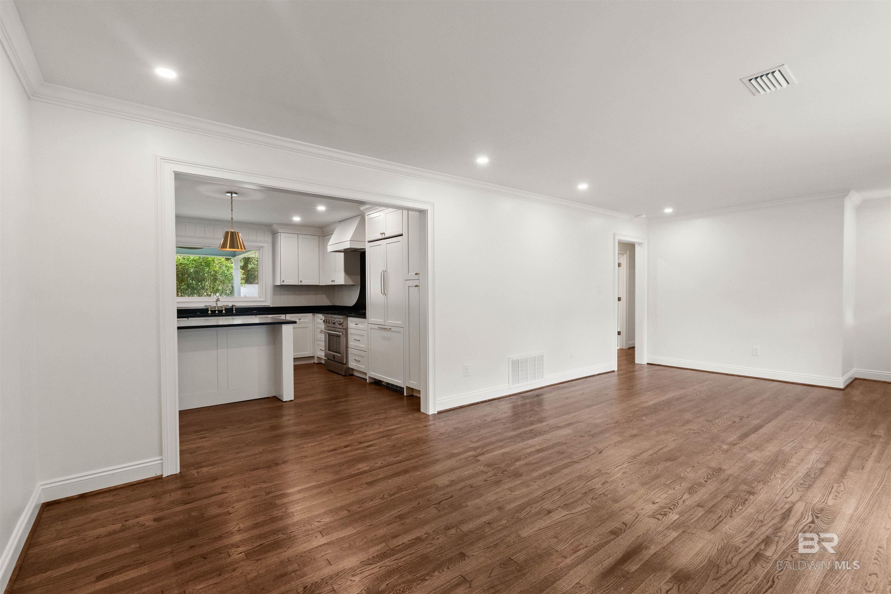 https://zimg.paragon.ice.com/ParagonImages/Property/PG/BCAR/394617/27/0/0/d745297764c82b9a8a79cecda0a2287f/7/d49ad55379c75592c78c033718b4785f/394617-25b52ebc-05bc-4f93-8f23-9444247f979a.JPG