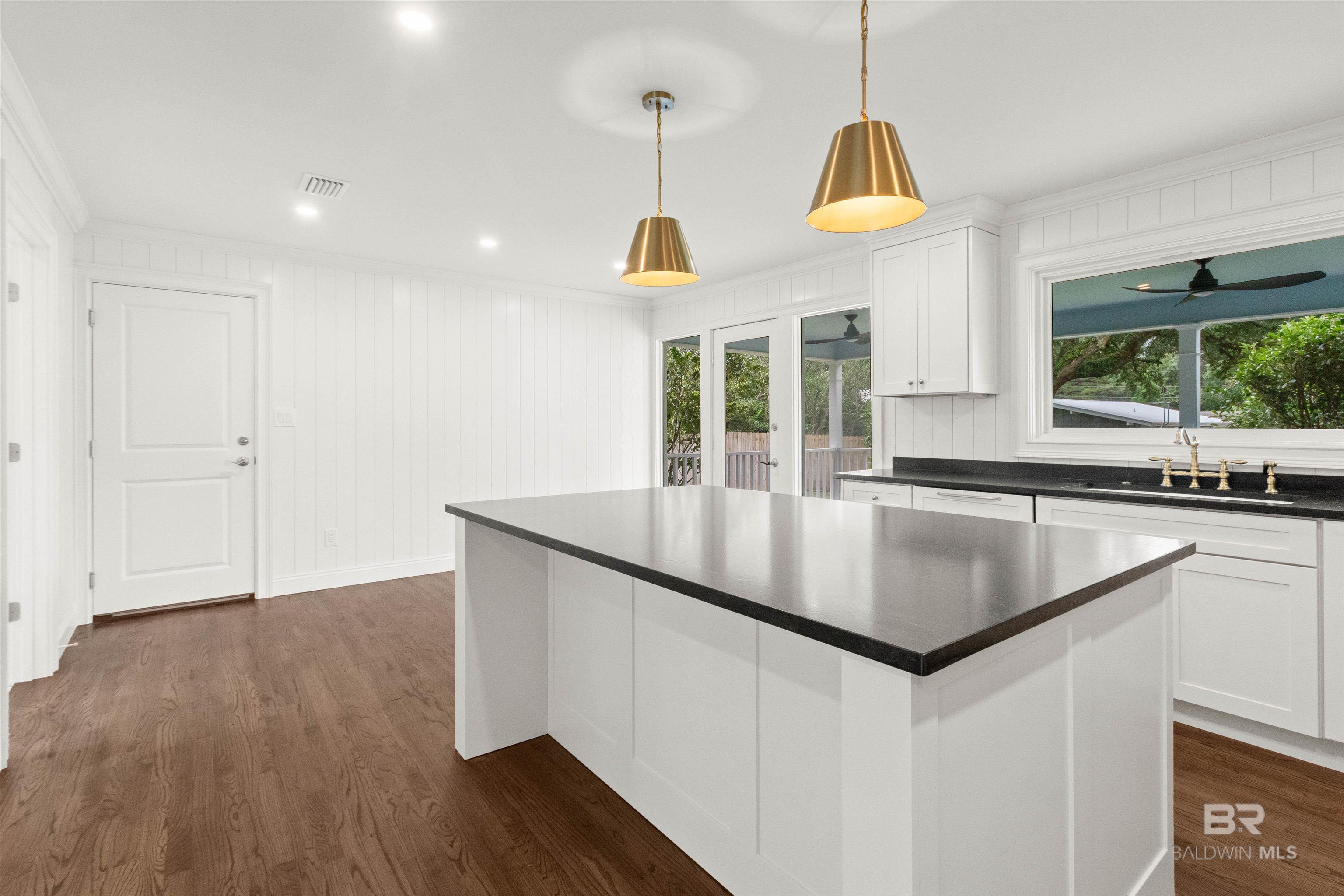 https://zimg.paragon.ice.com/ParagonImages/Property/PG/BCAR/394617/5/0/0/2bea3a784ad5ef9ccb8ddbb51ba74a4b/7/d49ad55379c75592c78c033718b4785f/394617-103c3eeb-0760-4587-8e1b-fabb4d94e9f6.JPG