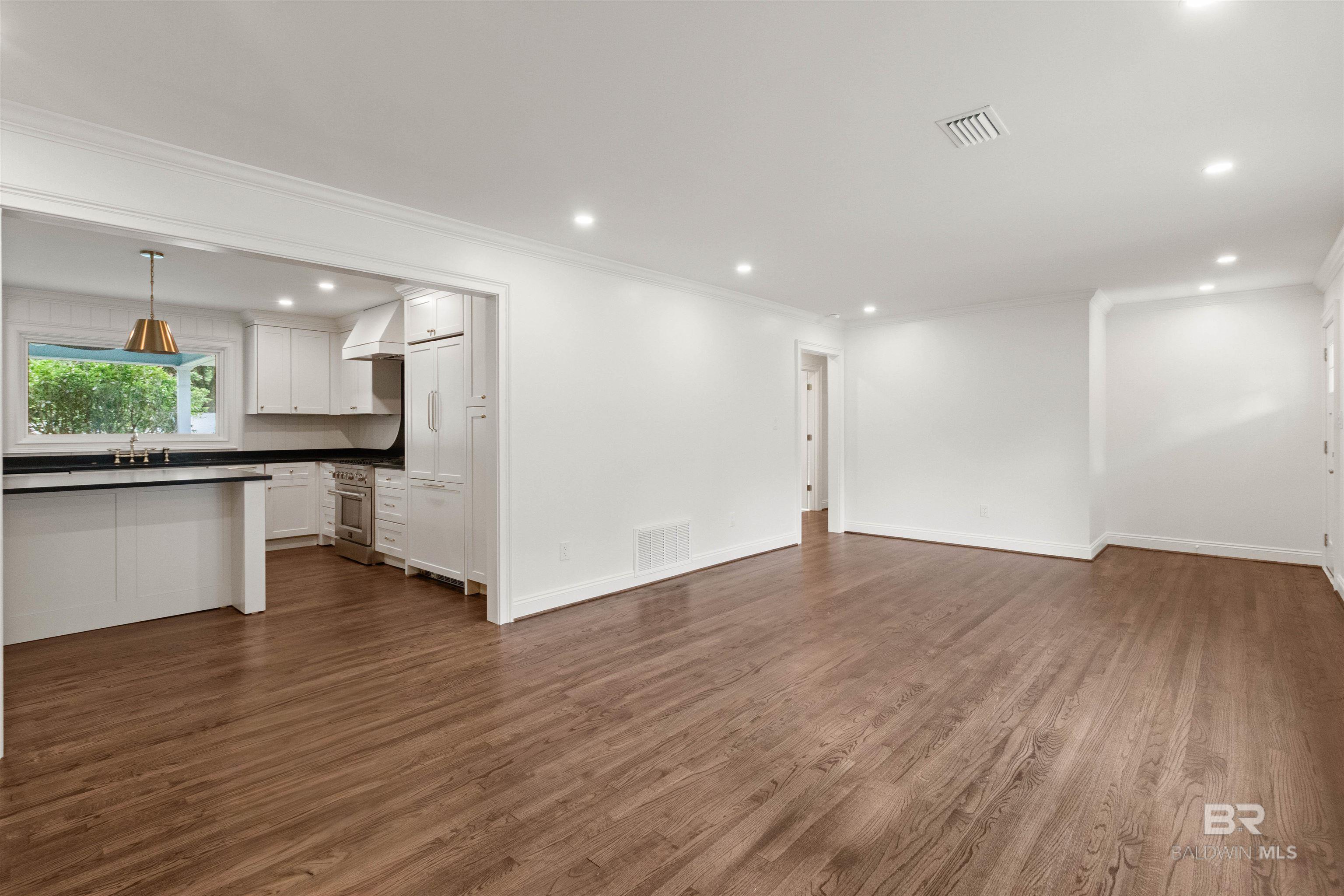 https://zimg.paragon.ice.com/ParagonImages/Property/PG/BCAR/394617/8/0/0/f99e8dd0348898f615dc776607bf16e5/7/d49ad55379c75592c78c033718b4785f/394617-23e81ba6-658d-456c-a308-65d12c0e69bb.JPG