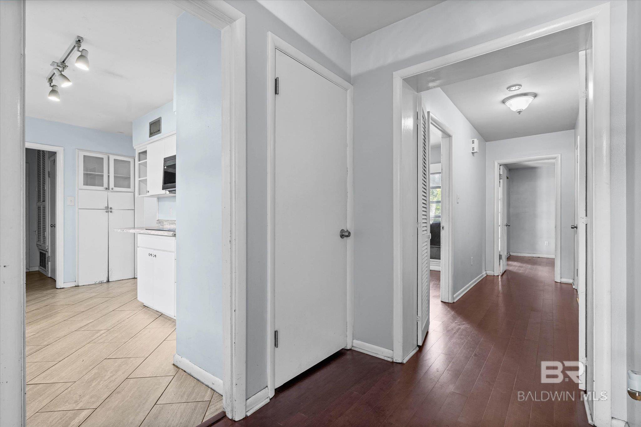 https://zimg.paragon.ice.com/ParagonImages/Property/PG/BCAR/395037/1/0/0/11f13c99217a2ea01da7d33314dedc9c/7/4b271ca8911cb6cda45f3a62db5fe98d/395037-9617df8f-ed6e-4b7f-8647-35721462685a.JPG