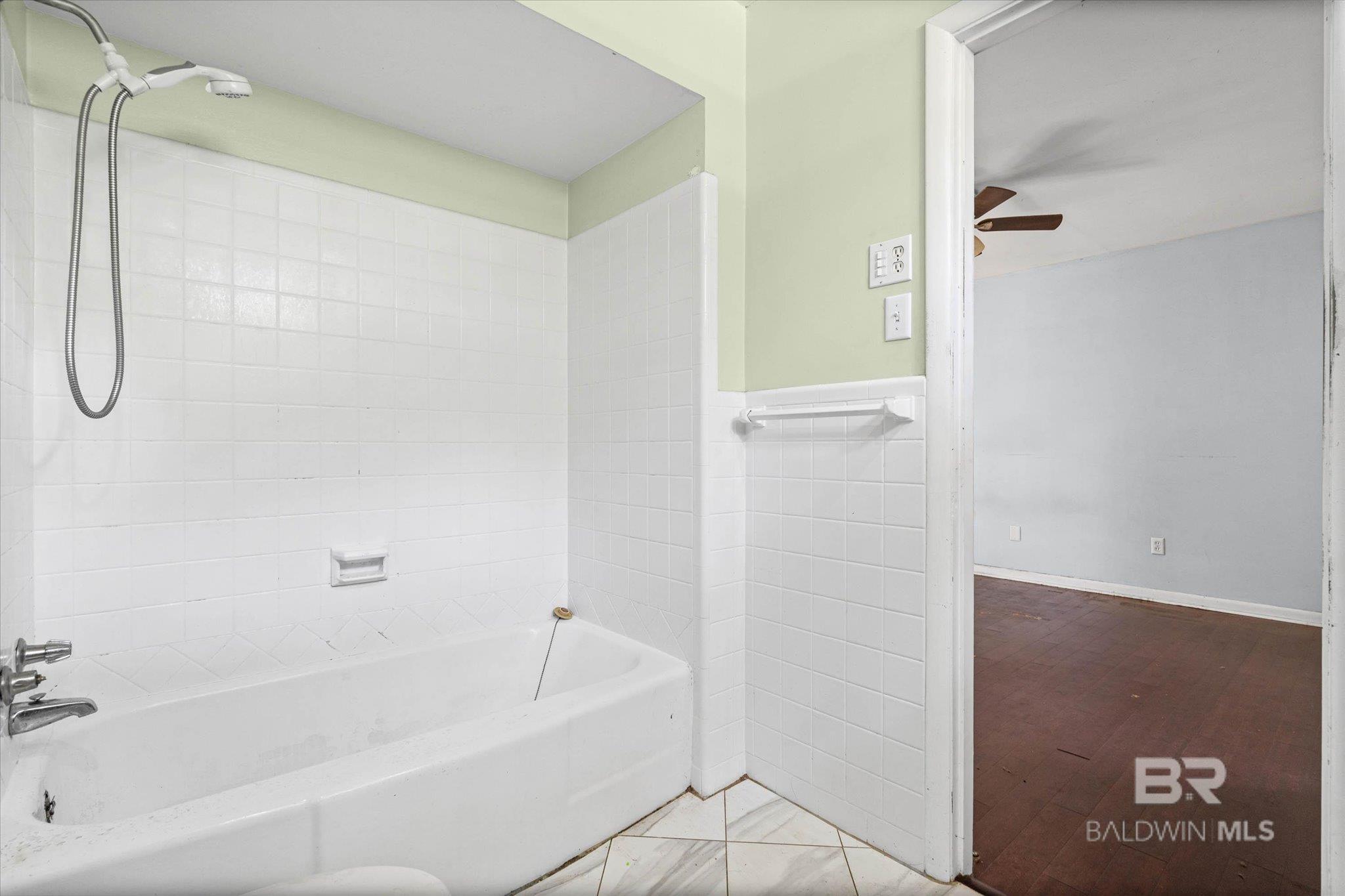https://zimg.paragon.ice.com/ParagonImages/Property/PG/BCAR/395037/12/0/0/1b7cb54895be6c298ae485f581ca43bf/7/4b271ca8911cb6cda45f3a62db5fe98d/395037-99dec035-a672-4526-b893-5b2927a365eb.JPG