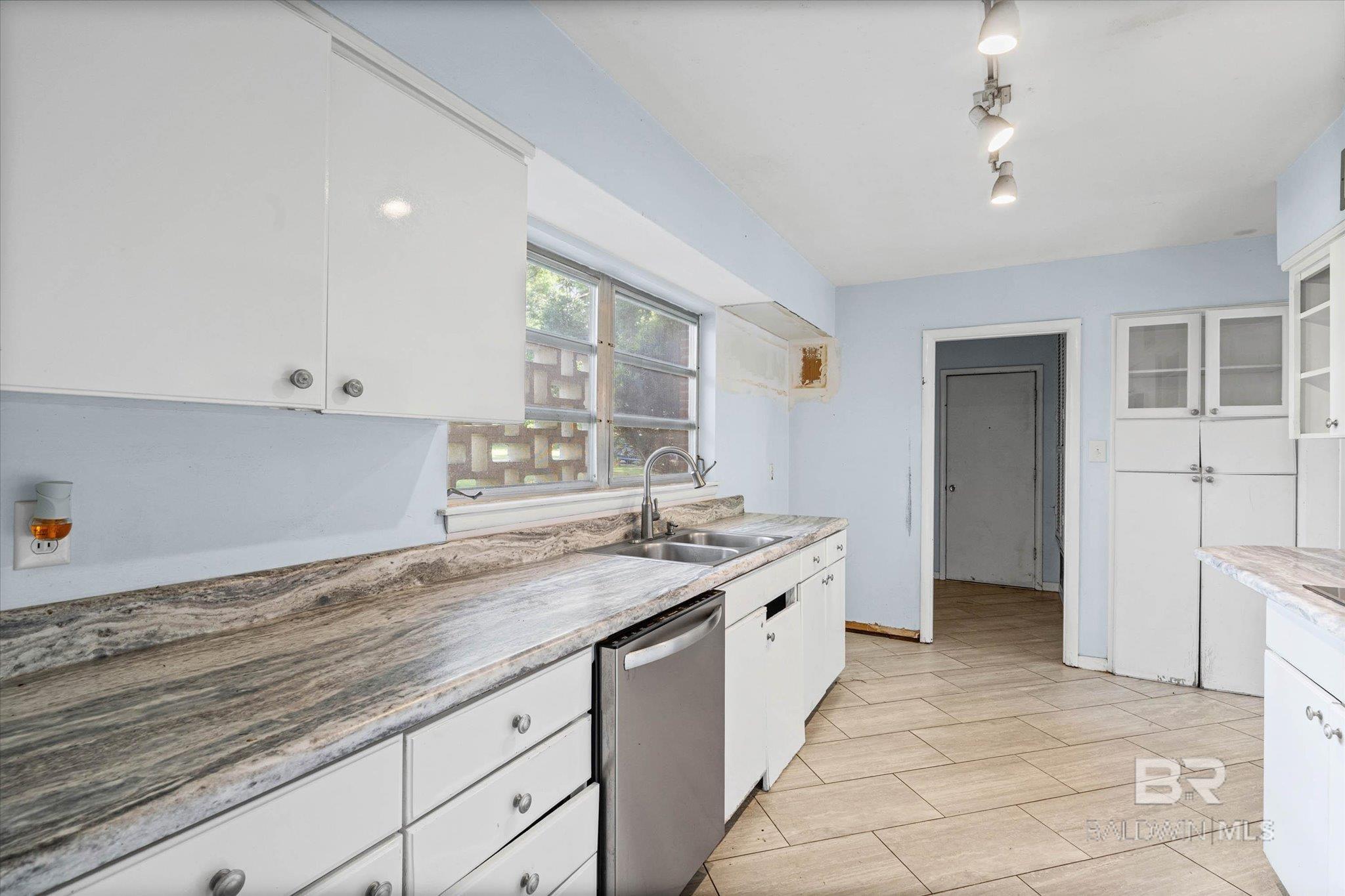 https://zimg.paragon.ice.com/ParagonImages/Property/PG/BCAR/395037/2/0/0/ab7f314779d6302aab9d6433505572df/7/4b271ca8911cb6cda45f3a62db5fe98d/395037-8fea5121-e62c-42c1-95ba-163f8ae9fee5.JPG