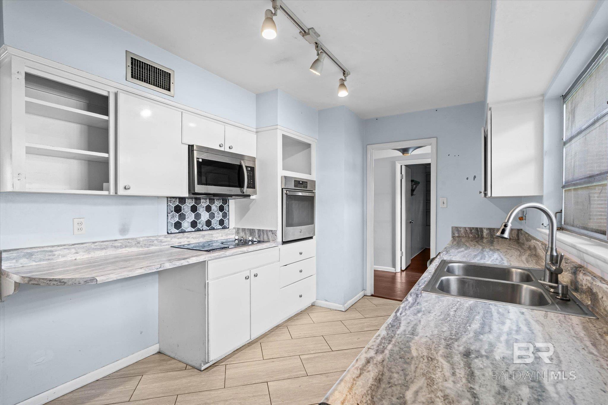 https://zimg.paragon.ice.com/ParagonImages/Property/PG/BCAR/395037/3/0/0/2bcb55f76fcf2d5e0c40f16fbcc38d8f/7/4b271ca8911cb6cda45f3a62db5fe98d/395037-32397e22-069e-4fac-a86d-20d12c1e5b71.JPG