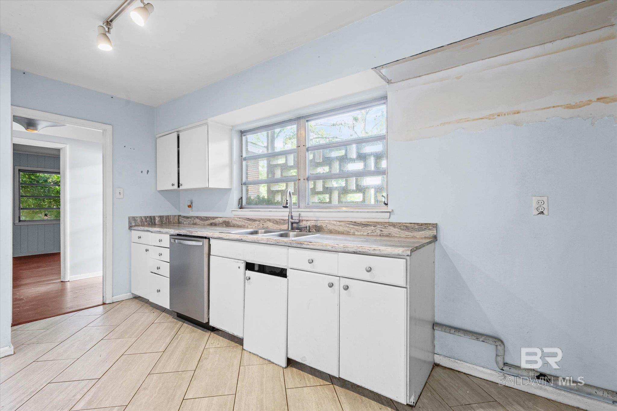 https://zimg.paragon.ice.com/ParagonImages/Property/PG/BCAR/395037/4/0/0/f24b6e729522fea0bb54feaf02b5f6a5/7/4b271ca8911cb6cda45f3a62db5fe98d/395037-51a55eb1-01e7-417a-9690-7b08ba2a96d0.JPG