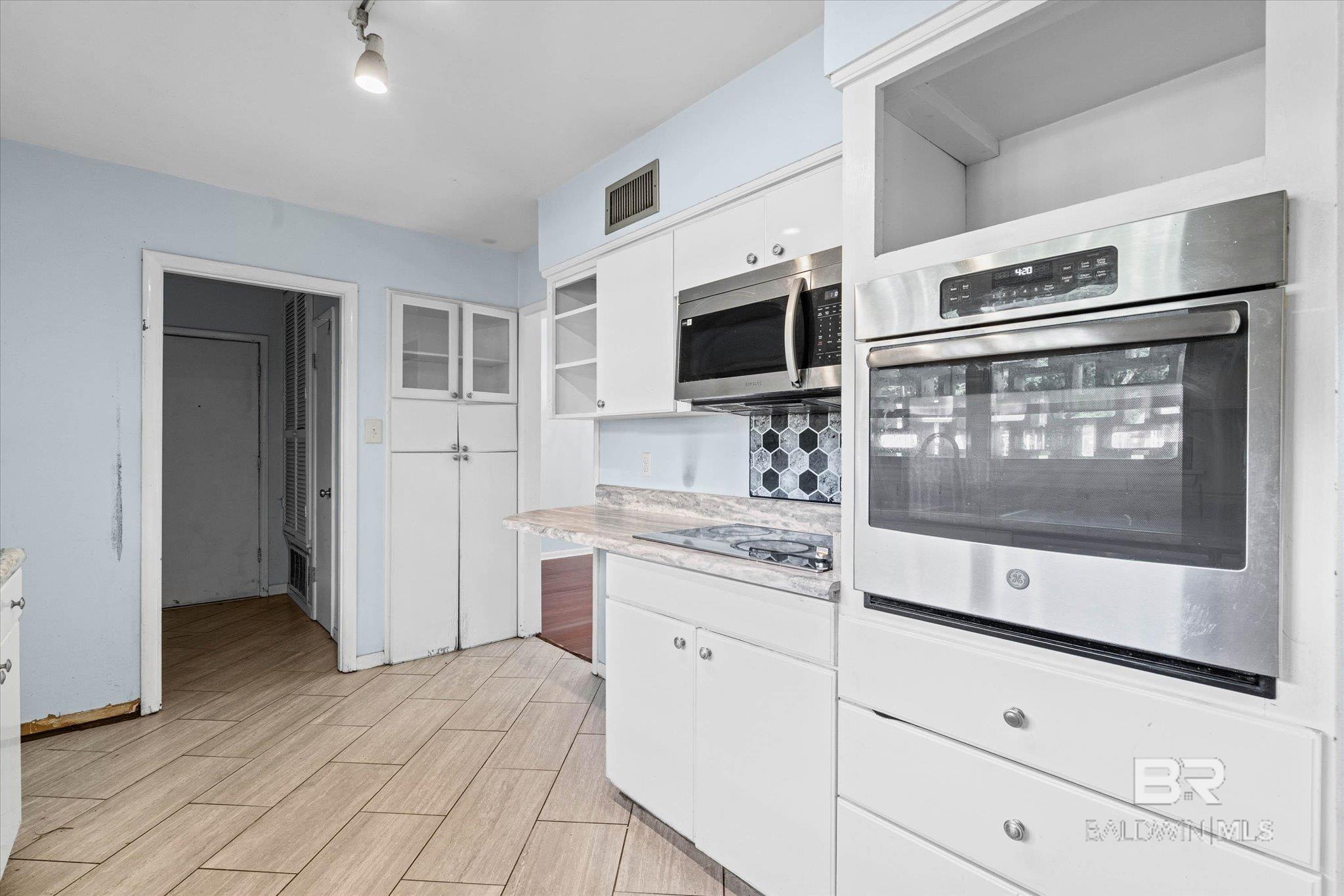 https://zimg.paragon.ice.com/ParagonImages/Property/PG/BCAR/395037/5/0/0/2fb3a065e0f79104debeafe89272380c/7/4b271ca8911cb6cda45f3a62db5fe98d/395037-0ae66611-a288-4c39-aee8-af15b1544cb9.JPG