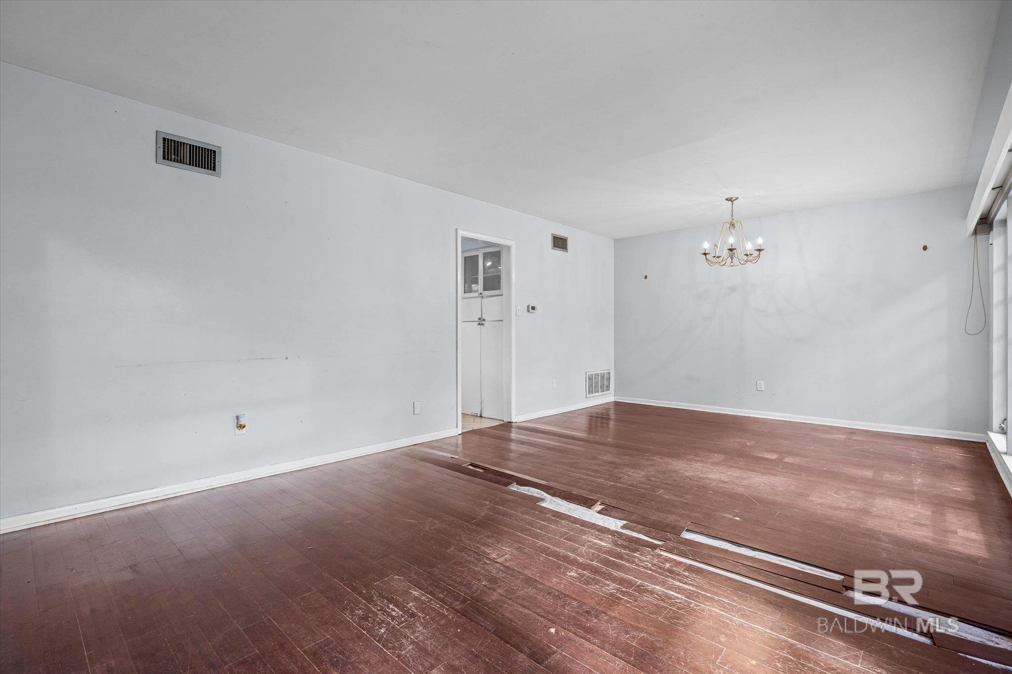 https://zimg.paragon.ice.com/ParagonImages/Property/PG/BCAR/395037/7/0/0/8c2e87570b90d8bff9618e397fbf8091/7/4b271ca8911cb6cda45f3a62db5fe98d/395037-02f3e868-64d4-4c06-895f-87c02ebcf205.JPG