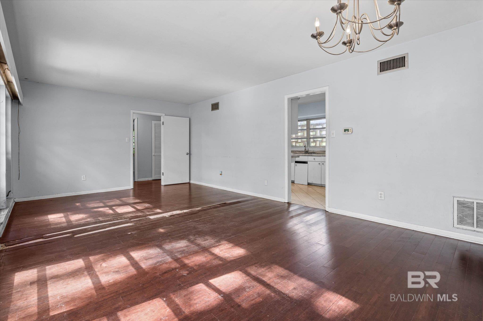 https://zimg.paragon.ice.com/ParagonImages/Property/PG/BCAR/395037/8/0/0/e7bce5606a9bd4e967f39fdd958078f8/7/4b271ca8911cb6cda45f3a62db5fe98d/395037-5b09b8df-cda9-4019-834c-d8f5ef3cb0a2.JPG