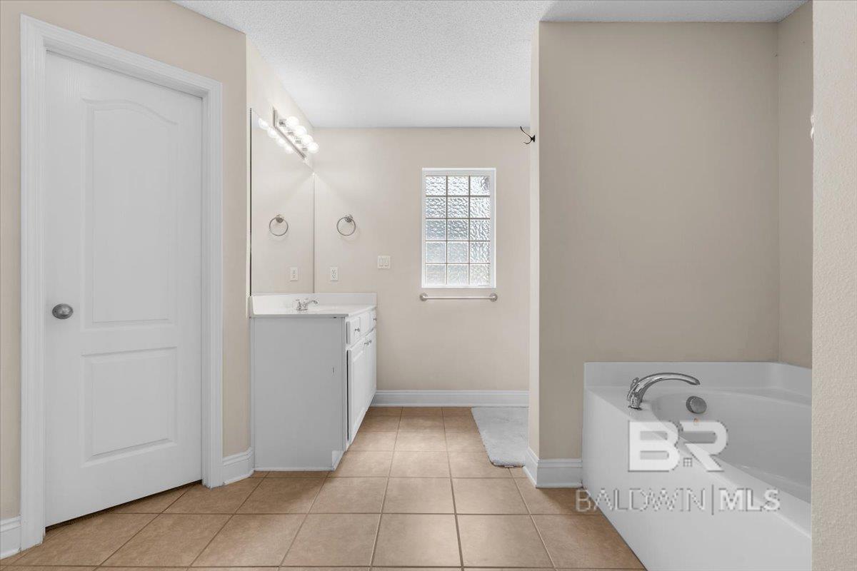 https://zimg.paragon.ice.com/ParagonImages/Property/PG/BCAR/395710/51/0/0/d0a294d22b501925c8ebec40f6ea3930/7/190b1d7aab8aa21feffa523623fb1a96/395710-32888246-7c99-4bc1-ad1c-1fc805e72778.JPG