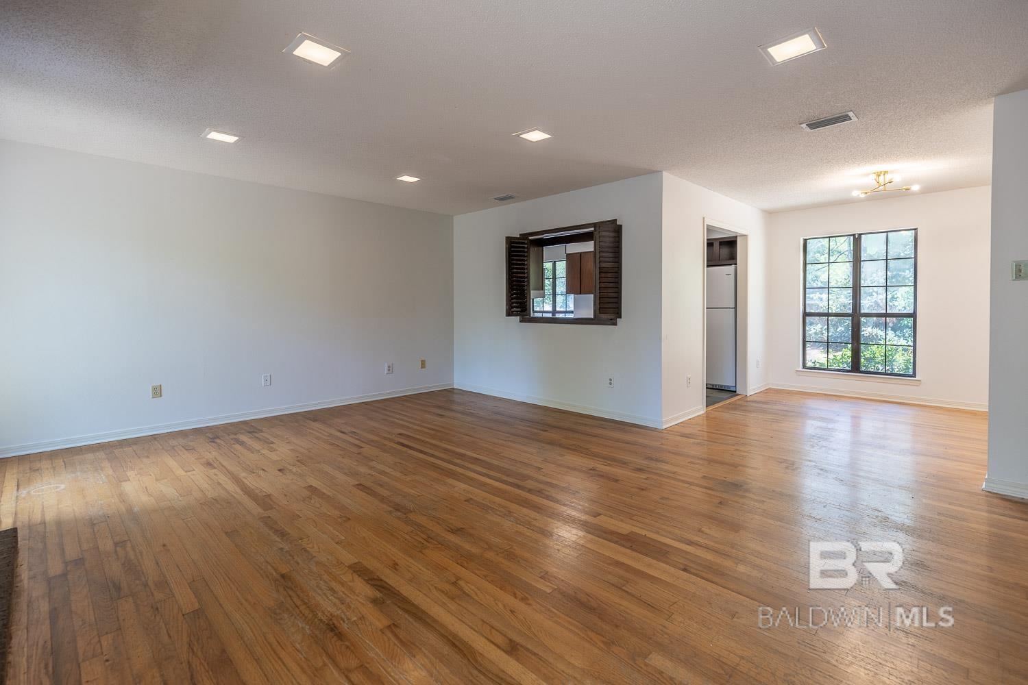 https://zimg.paragon.ice.com/ParagonImages/Property/PG/BCAR/395814/1/0/0/8eaf85d51893df98bd43b61e4543706c/7/4ae26d9bd791461bfa8d0f0a72e84b29/395814-d3d4c09c-df12-4b64-8036-340f3027f63f.JPG