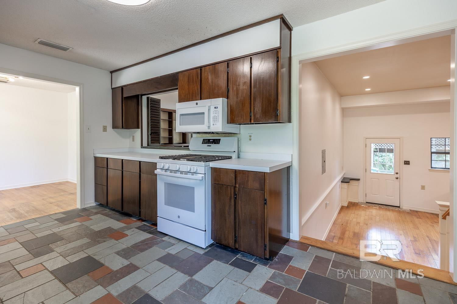 https://zimg.paragon.ice.com/ParagonImages/Property/PG/BCAR/395814/5/0/0/71267f52649883d355879f43630b33e8/7/4ae26d9bd791461bfa8d0f0a72e84b29/395814-9cbb47de-24c1-4865-a942-2c2f466e1d2e.JPG