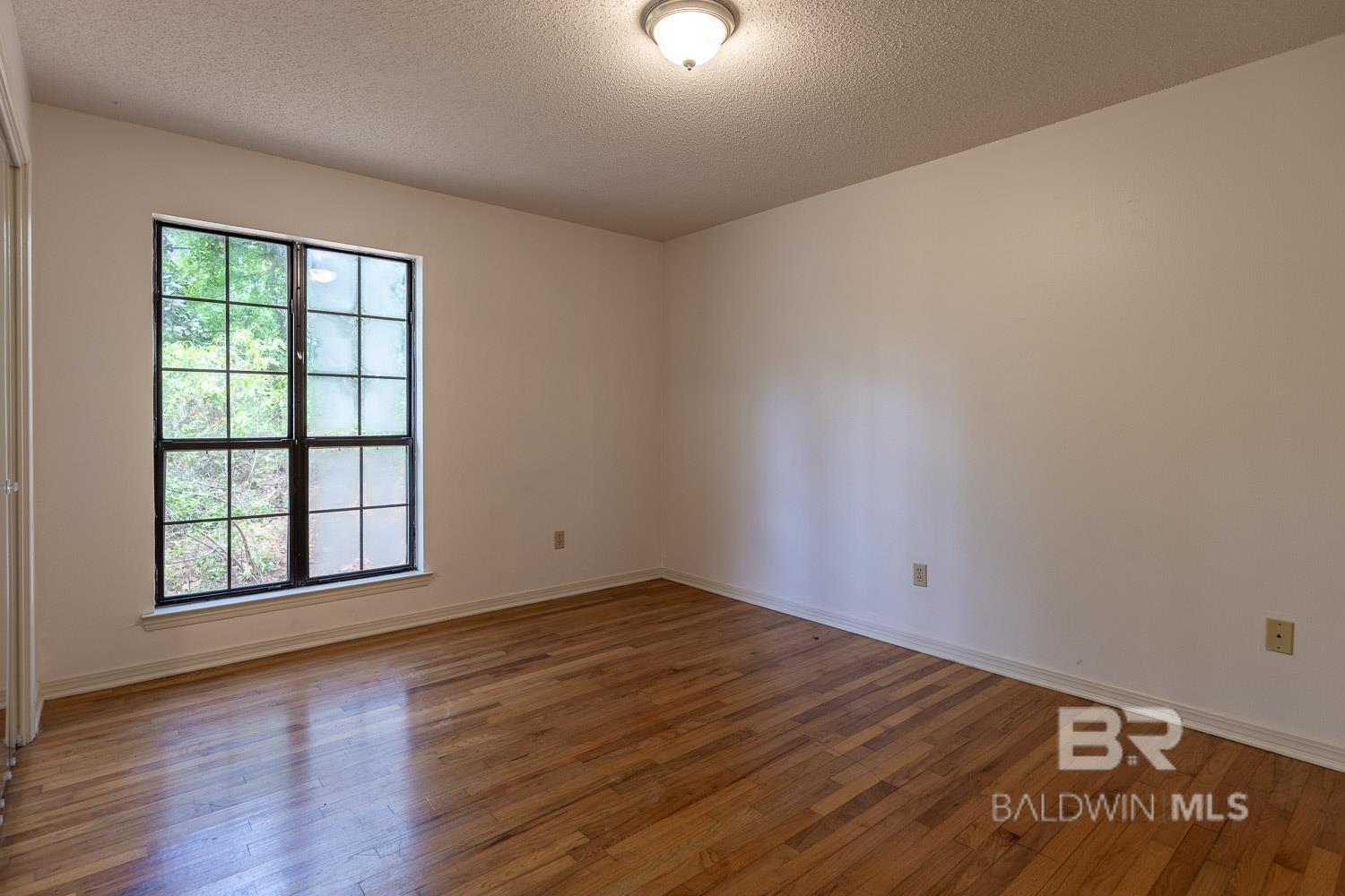 https://zimg.paragon.ice.com/ParagonImages/Property/PG/BCAR/395814/9/0/0/9b06f7f857e56e6f4258c5e83a1b66fb/7/4ae26d9bd791461bfa8d0f0a72e84b29/395814-e3e7a92c-5ce5-4b2c-8505-5d430be16760.JPG