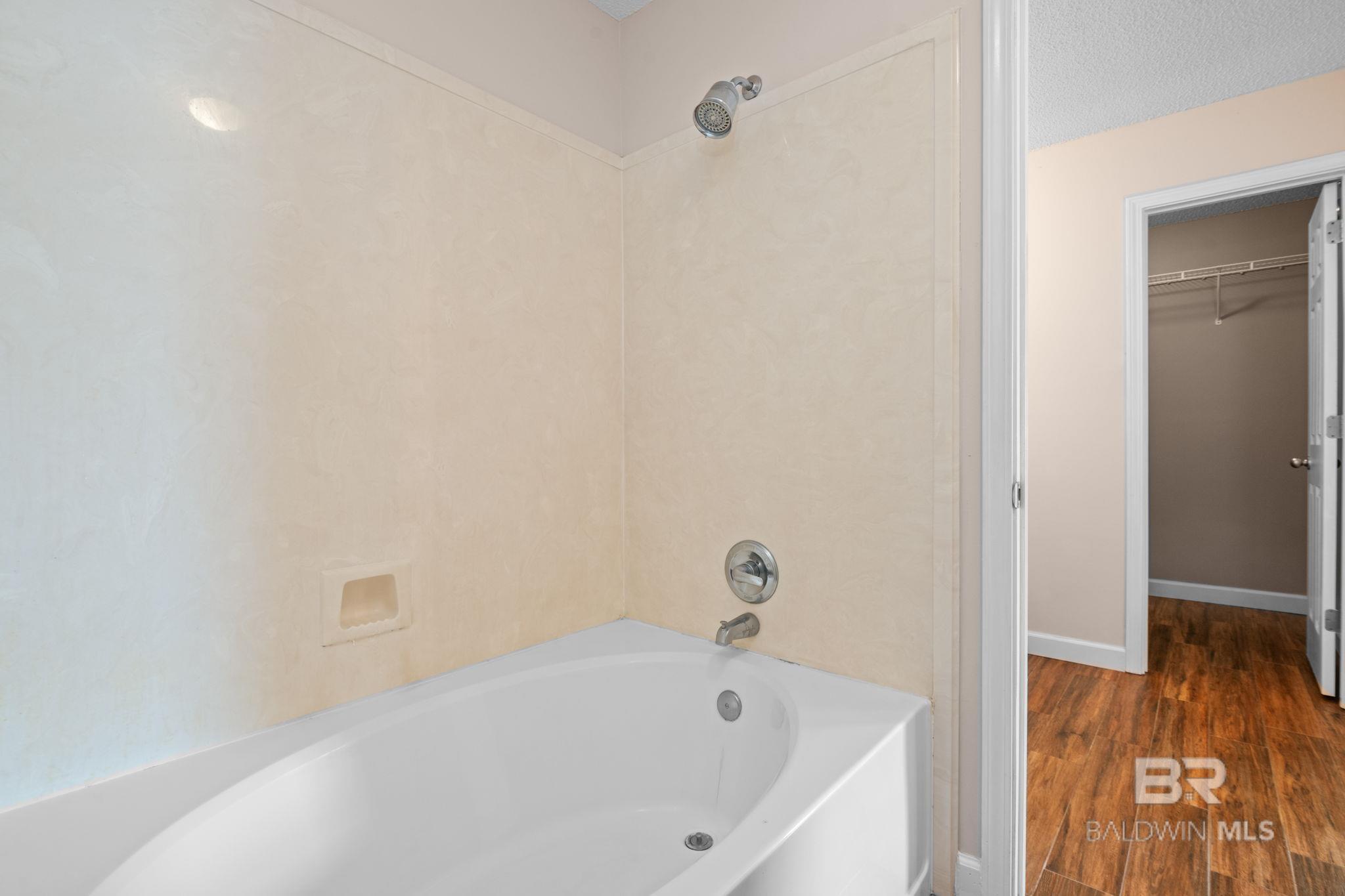 https://zimg.paragon.ice.com/ParagonImages/Property/PG/BCAR/395921/19/0/0/0b3ff49c2e0bcd090725d02239852d90/7/56e820d1ba1a738dee010292f3145e9f/395921-6bd43247-5496-488e-8c61-0849da3fb976.JPG