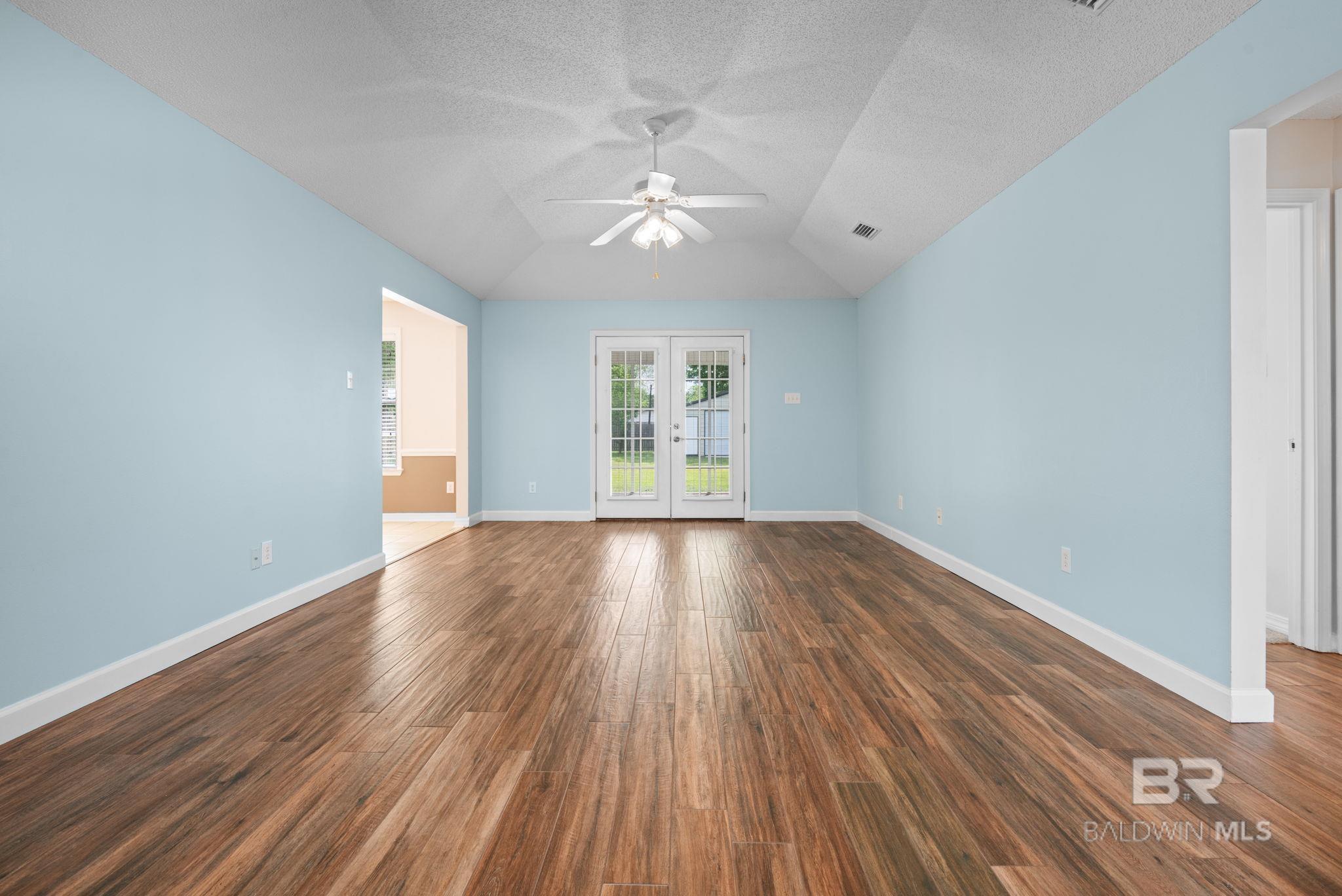 https://zimg.paragon.ice.com/ParagonImages/Property/PG/BCAR/395921/3/0/0/2d4c43dba1fc2c5cd77b9a786fec4cb5/7/56e820d1ba1a738dee010292f3145e9f/395921-c0411cca-e9b0-48ed-838a-5dfa1ac84f54.JPG