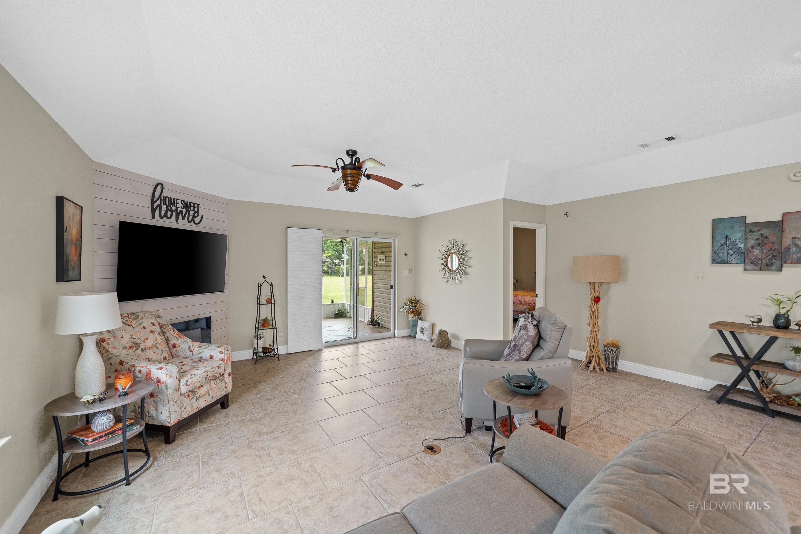 https://zimg.paragon.ice.com/ParagonImages/Property/PG/BCAR/395999/3/0/0/9fba4a6d2cbc2215c843b249ebd02b82/7/f83e09be5aa21539f06ad7d8ca473f8e/395999-d30a64f8-a31b-478f-b21d-b221843f454b.JPG