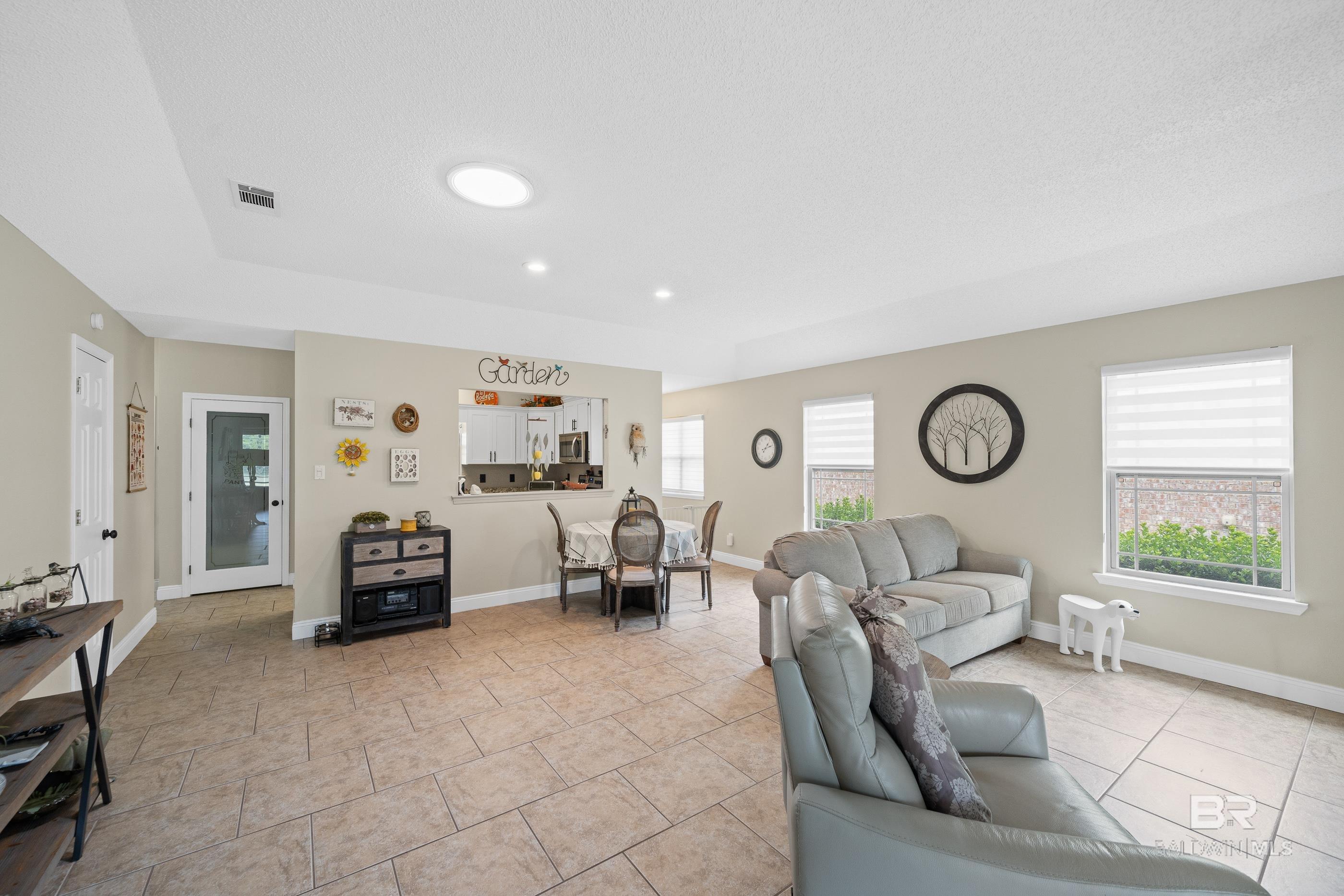 https://zimg.paragon.ice.com/ParagonImages/Property/PG/BCAR/395999/6/0/0/4ff95fa9b81a0e0f4088a6b5de092ced/7/f83e09be5aa21539f06ad7d8ca473f8e/395999-a8303492-5e0c-4c43-a394-1dcf37c74dc9.JPG