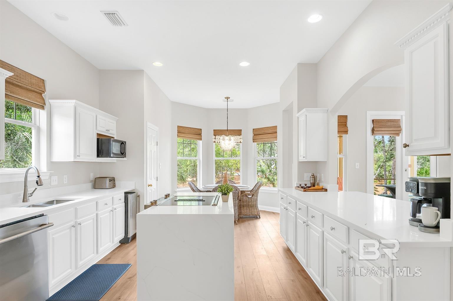 https://zimg.paragon.ice.com/ParagonImages/Property/PG/BCAR/396049/21/0/0/6cb0b8b09752093743a6018fcef5afd8/7/27d4451149cd227265302db70d903f23/396049-FB4D2C52-6F31-4012-872B-B376293A4FCB.JPG