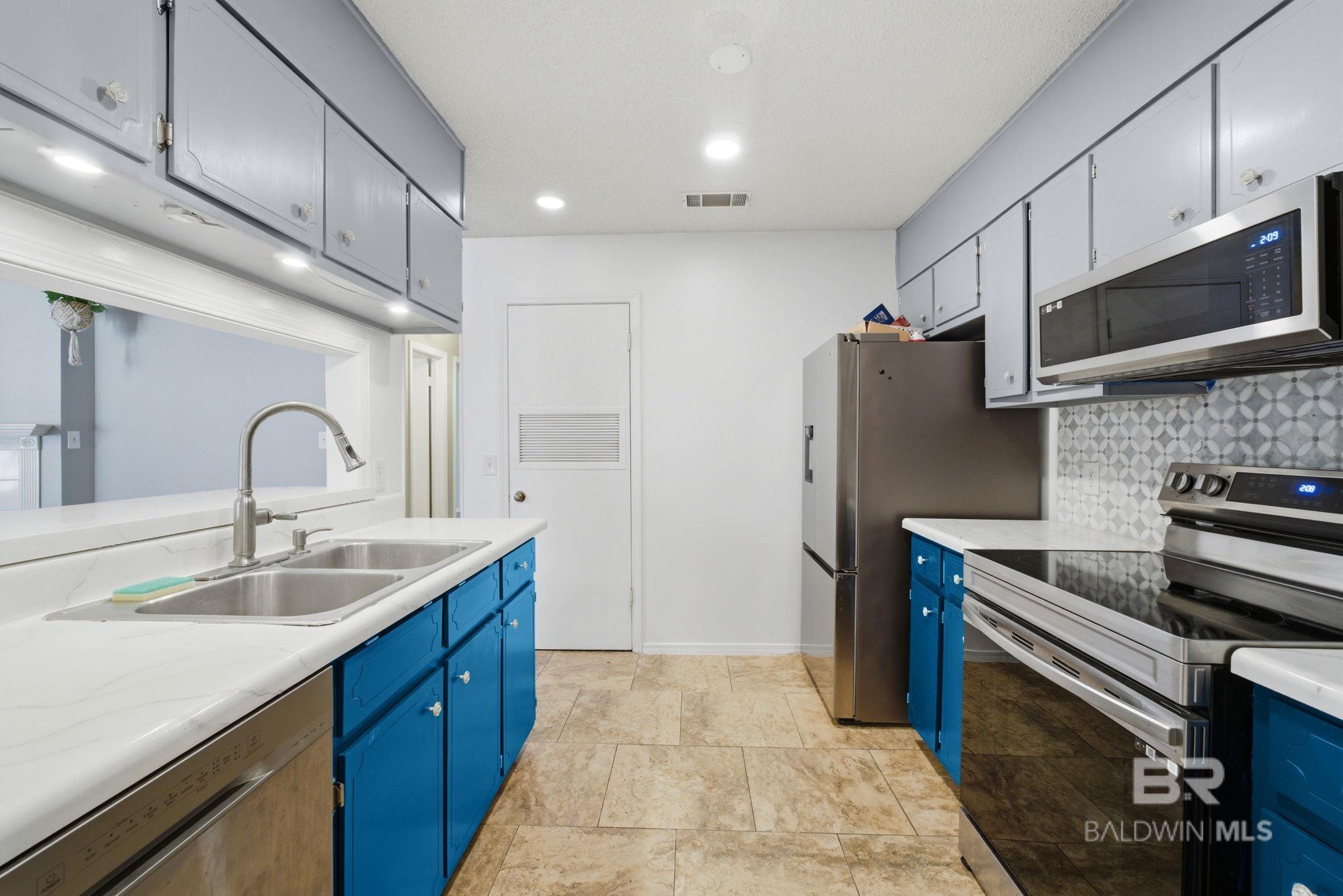 https://zimg.paragon.ice.com/ParagonImages/Property/PG/BCAR/396127/13/0/0/887582ad677ee6c5596c02b99f4693ca/7/da4d3245f70af51a00a50bf180e2a820/396127-32deb6b6-9db8-4282-a6da-988a325bc075.JPG