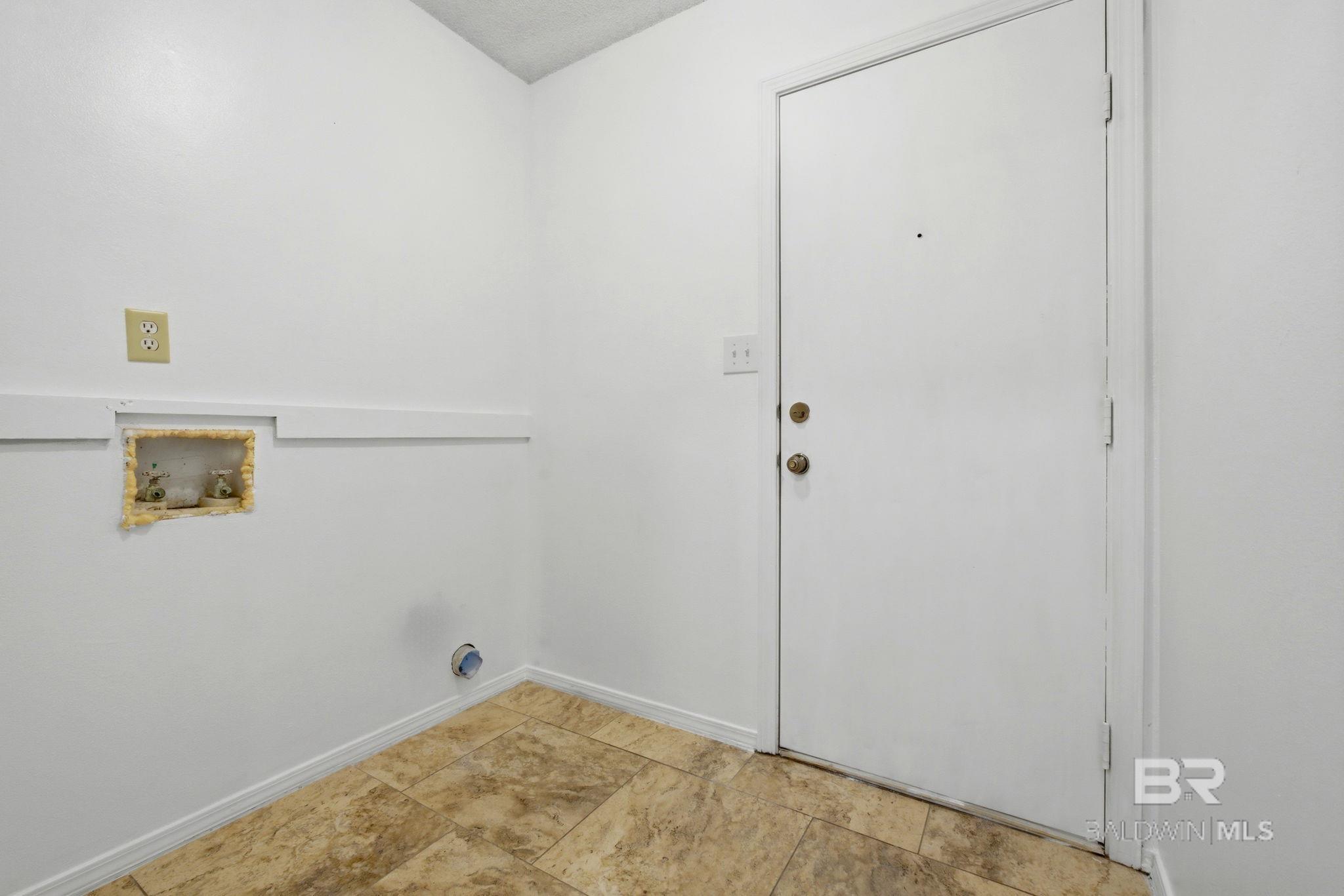 https://zimg.paragon.ice.com/ParagonImages/Property/PG/BCAR/396127/22/0/0/7021025ff99d1fd6e52a745fc9e50ee9/7/da4d3245f70af51a00a50bf180e2a820/396127-18995fb7-8eb3-4f30-a98c-8b50b88adaef.JPG