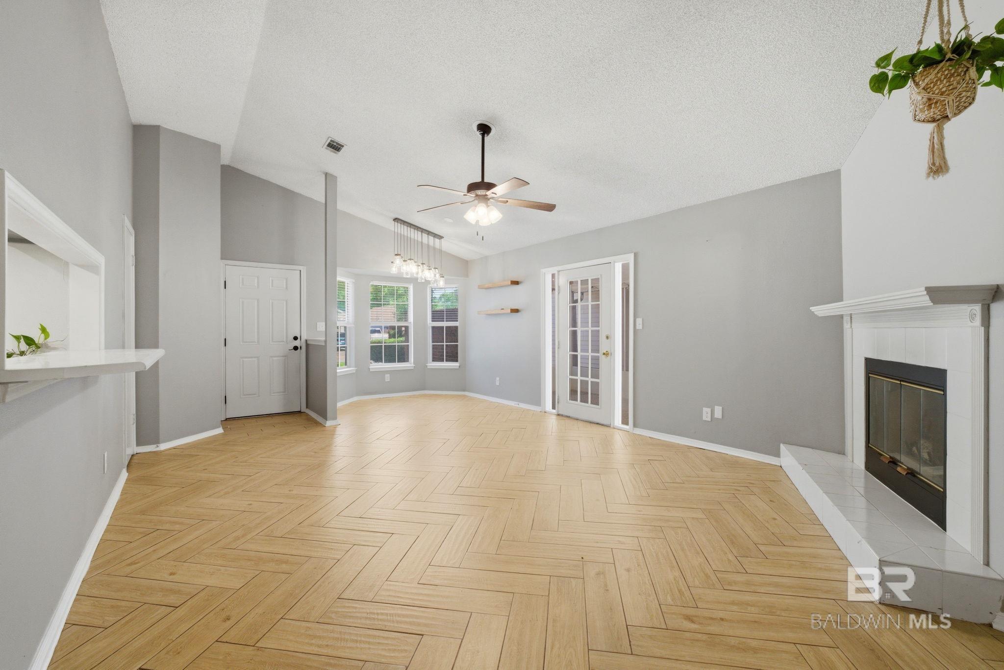 https://zimg.paragon.ice.com/ParagonImages/Property/PG/BCAR/396127/6/0/0/48a365944c51b7ec759ef82059bd3a97/7/da4d3245f70af51a00a50bf180e2a820/396127-ac829847-a7c5-45da-bcd0-265b07ae1581.JPG