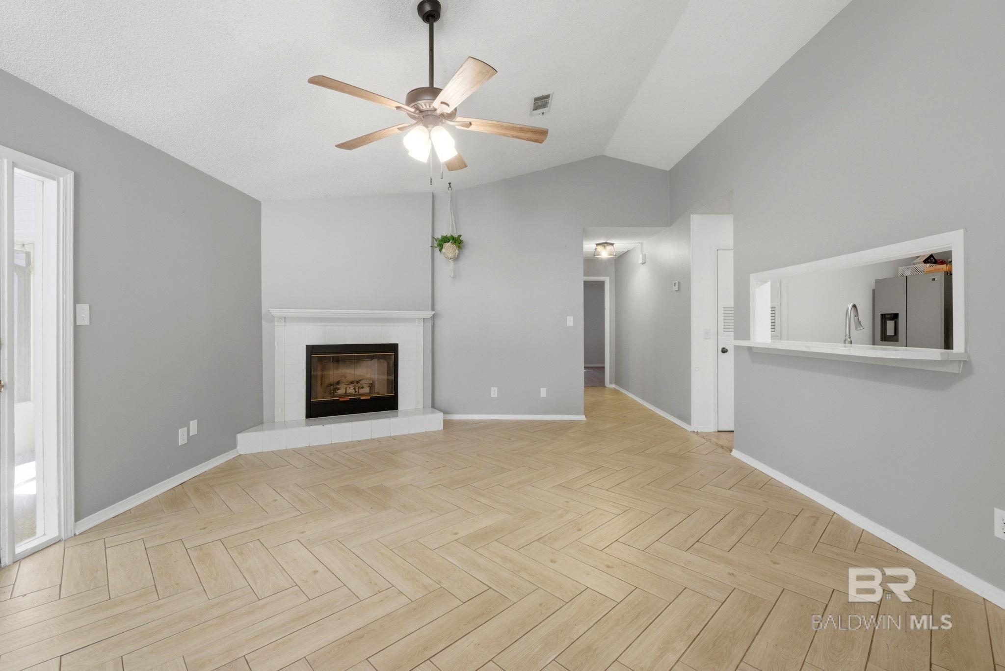 https://zimg.paragon.ice.com/ParagonImages/Property/PG/BCAR/396127/9/0/0/a551706d6362862937e4186bfd9e1cc0/7/da4d3245f70af51a00a50bf180e2a820/396127-65c15247-6fbd-4eec-8a95-7703a78ece2b.JPG