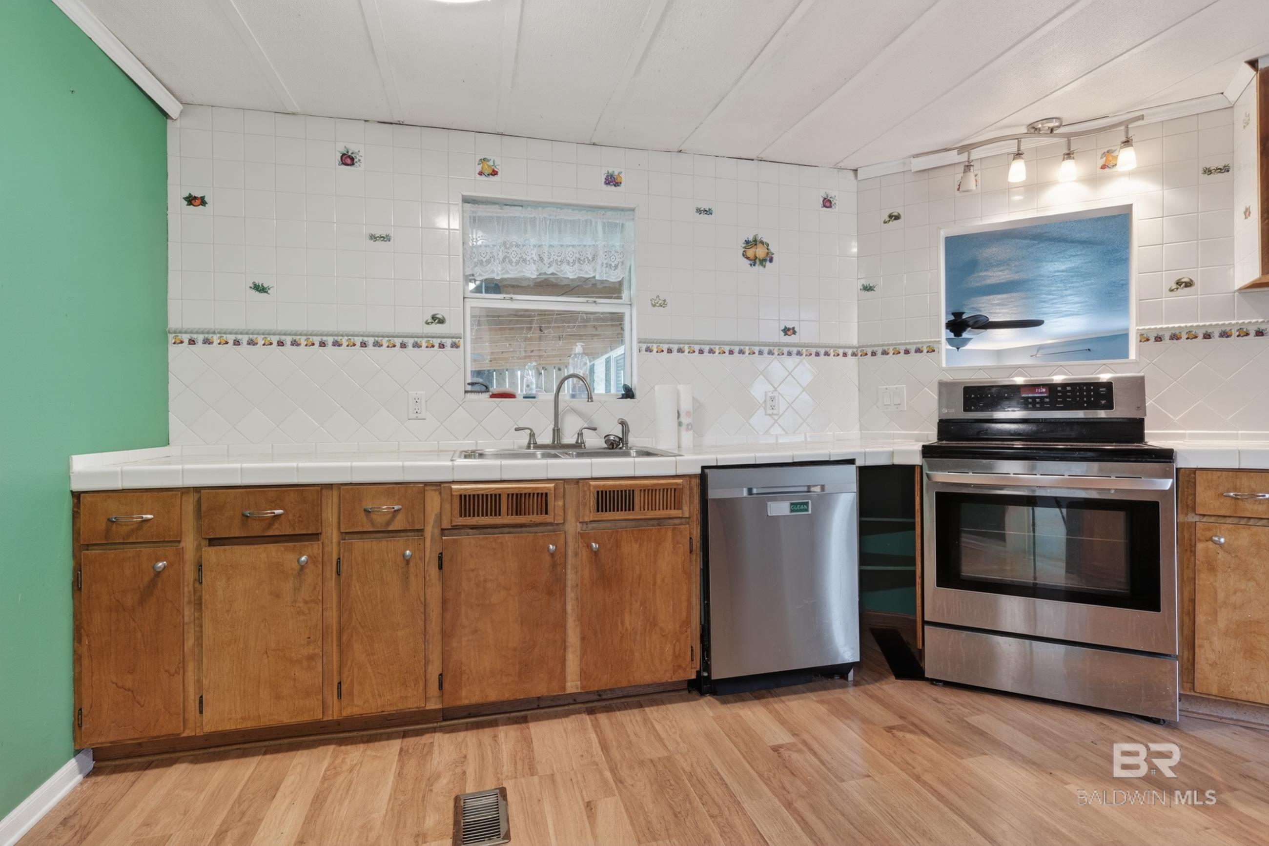 https://zimg.paragon.ice.com/ParagonImages/Property/PG/BCAR/396137/37/0/0/ca4d77713719deeaecb703b7807460da/7/00ae9acc52bdf228baa97ede553d3a00/396137-cb86f379-d8ff-487a-bfec-174df294f778.JPG