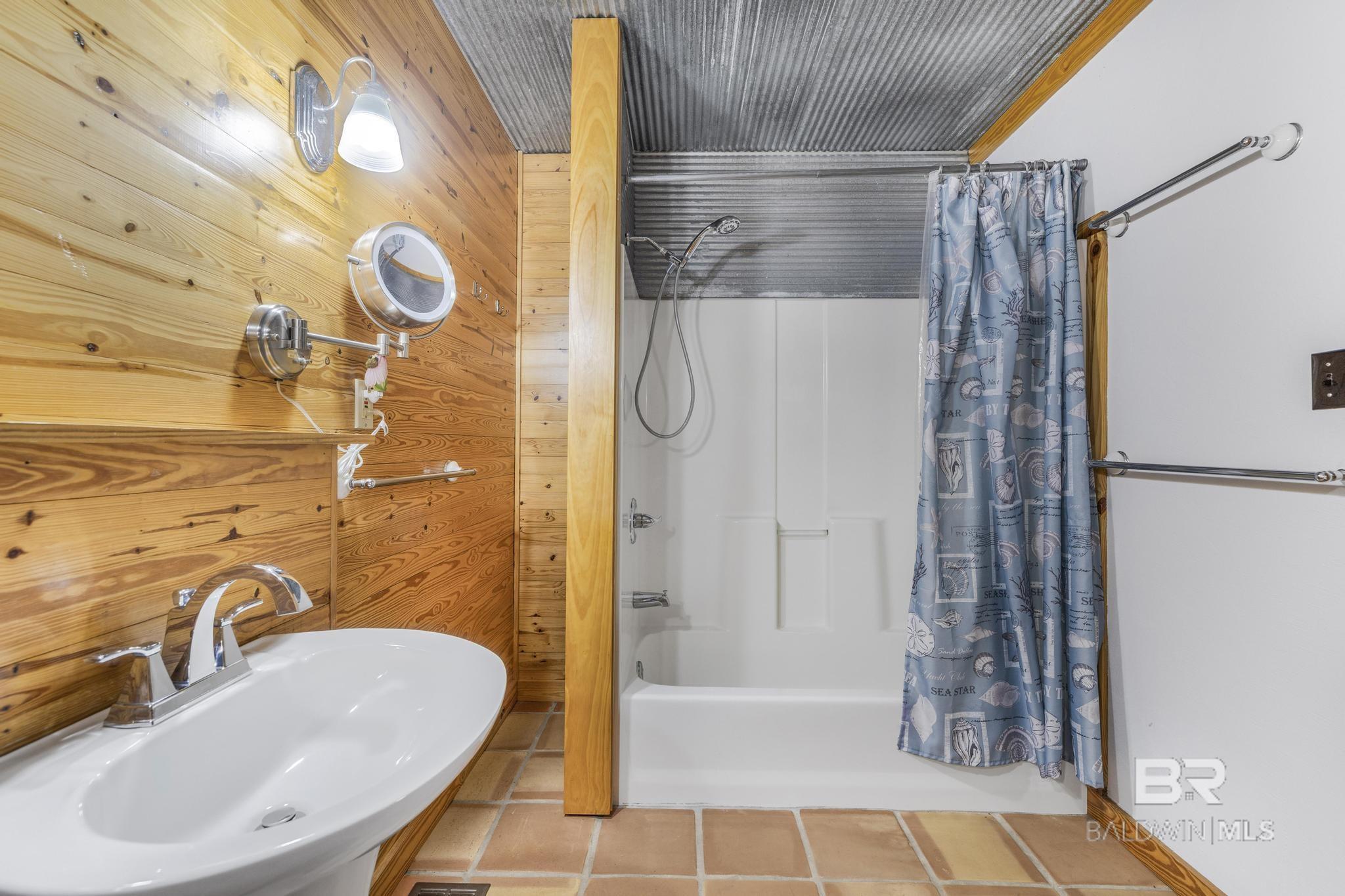 https://zimg.paragon.ice.com/ParagonImages/Property/PG/BCAR/396150/20/0/0/991251515002997675dd151bac97828f/7/1769f69f01614d8426a2d3091b6038c8/396150-c8536269-62d9-4f8d-b27b-28937a450905.JPG