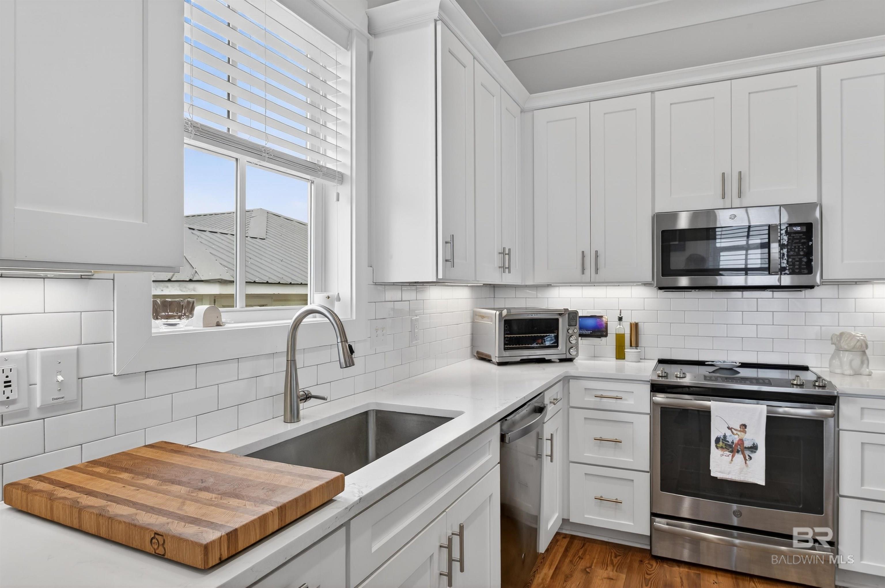 https://zimg.paragon.ice.com/ParagonImages/Property/PG/BCAR/396153/31/0/0/ffb0782a4179b9dbb2fafd2d9b996bf6/7/5d2a1464b8137458abbb0c3def3e37ff/396153-65cd18dc-3649-45c0-b9ac-3d10fc959667.JPG