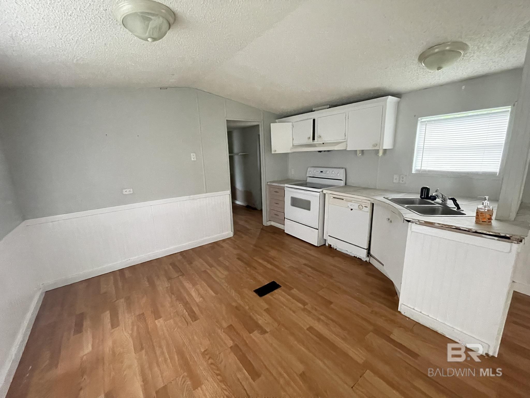 https://zimg.paragon.ice.com/ParagonImages/Property/PG/BCAR/396253/4/0/0/5bd05c5f4ae32e6137526a4061056355/7/fac6f4d012af8f24f69106fc0f92f154/396253-585d625f-9f2c-4723-860b-2ed065abea7a.JPG