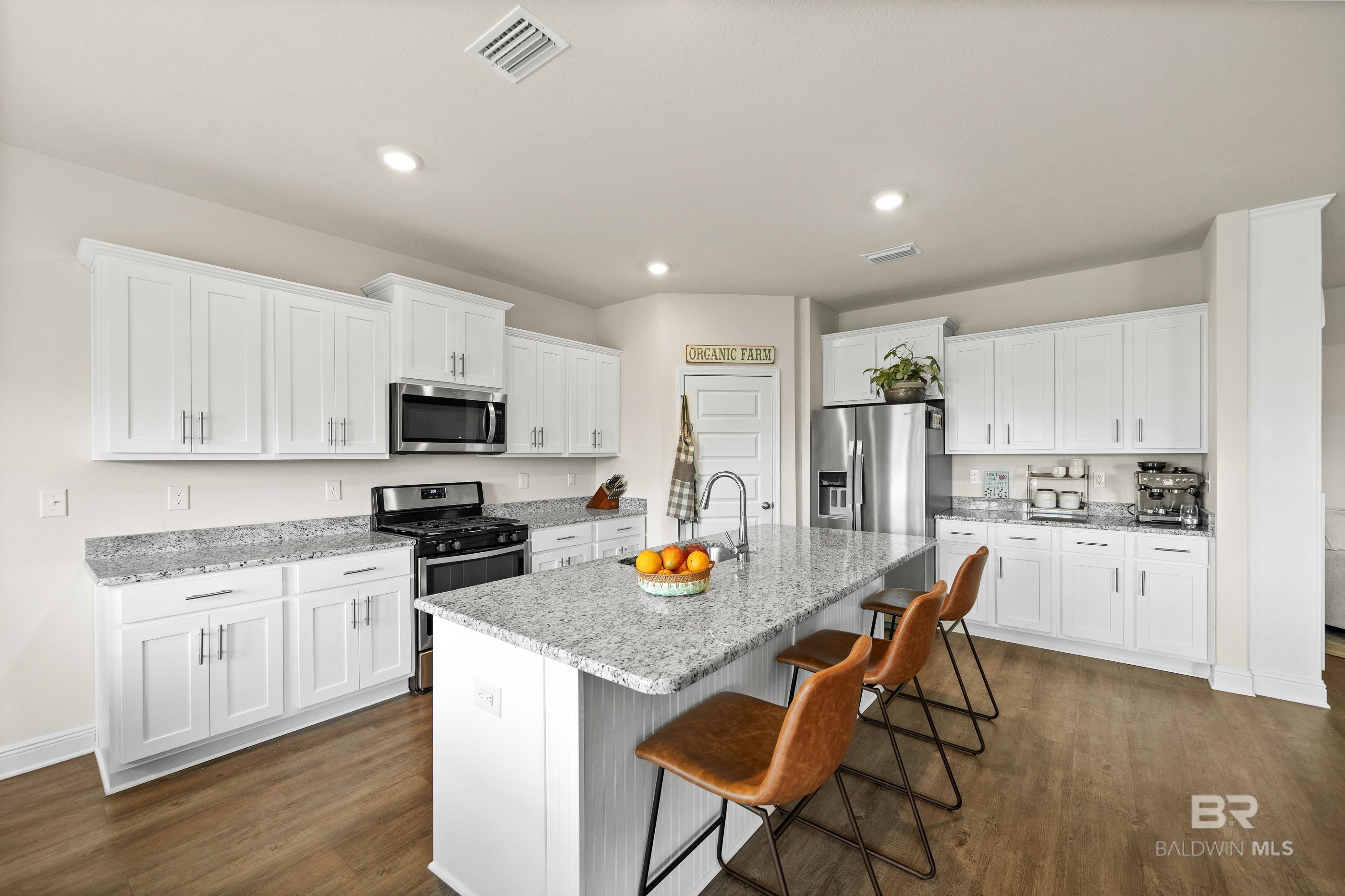 https://zimg.paragon.ice.com/ParagonImages/Property/PG/BCAR/396254/8/0/0/b161fff21fef05dce7788784a8974759/7/f91cc2201d6306c9c060c1e725ecdd25/396254-e833b872-609d-402e-9013-67c4d85db3d4.JPG