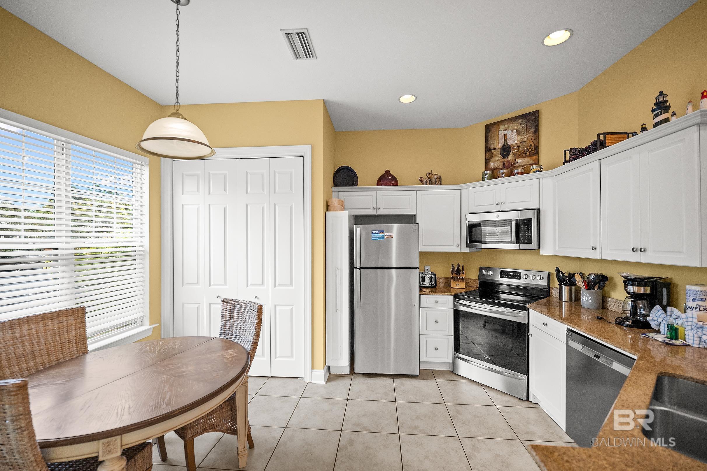 https://zimg.paragon.ice.com/ParagonImages/Property/PG/BCAR/396268/15/0/0/70b6ea8a713e79414f097246b7c49348/7/b7afdc149fa039d60cd29d55af2479c1/396268-f7ab54b9-d243-4fde-bde2-9bec3a28cf94.JPG