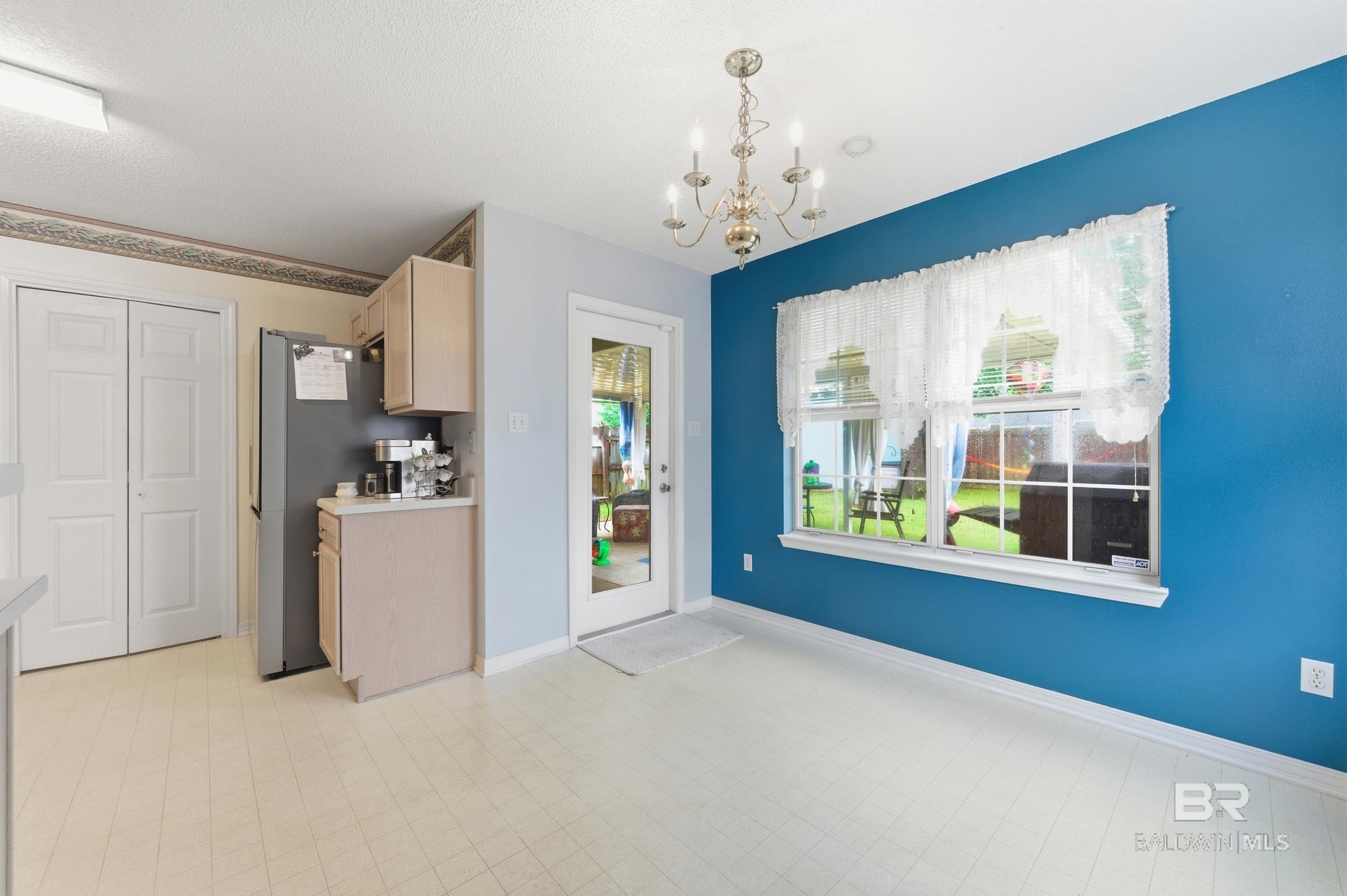 https://zimg.paragon.ice.com/ParagonImages/Property/PG/BCAR/396290/5/0/0/968ddfe2cd8893608e5b40e840e4170e/7/37d8bed17de12bf512a06bbb32e87048/396290-31884118-9d73-46c6-9ccd-832e6571c184.JPG