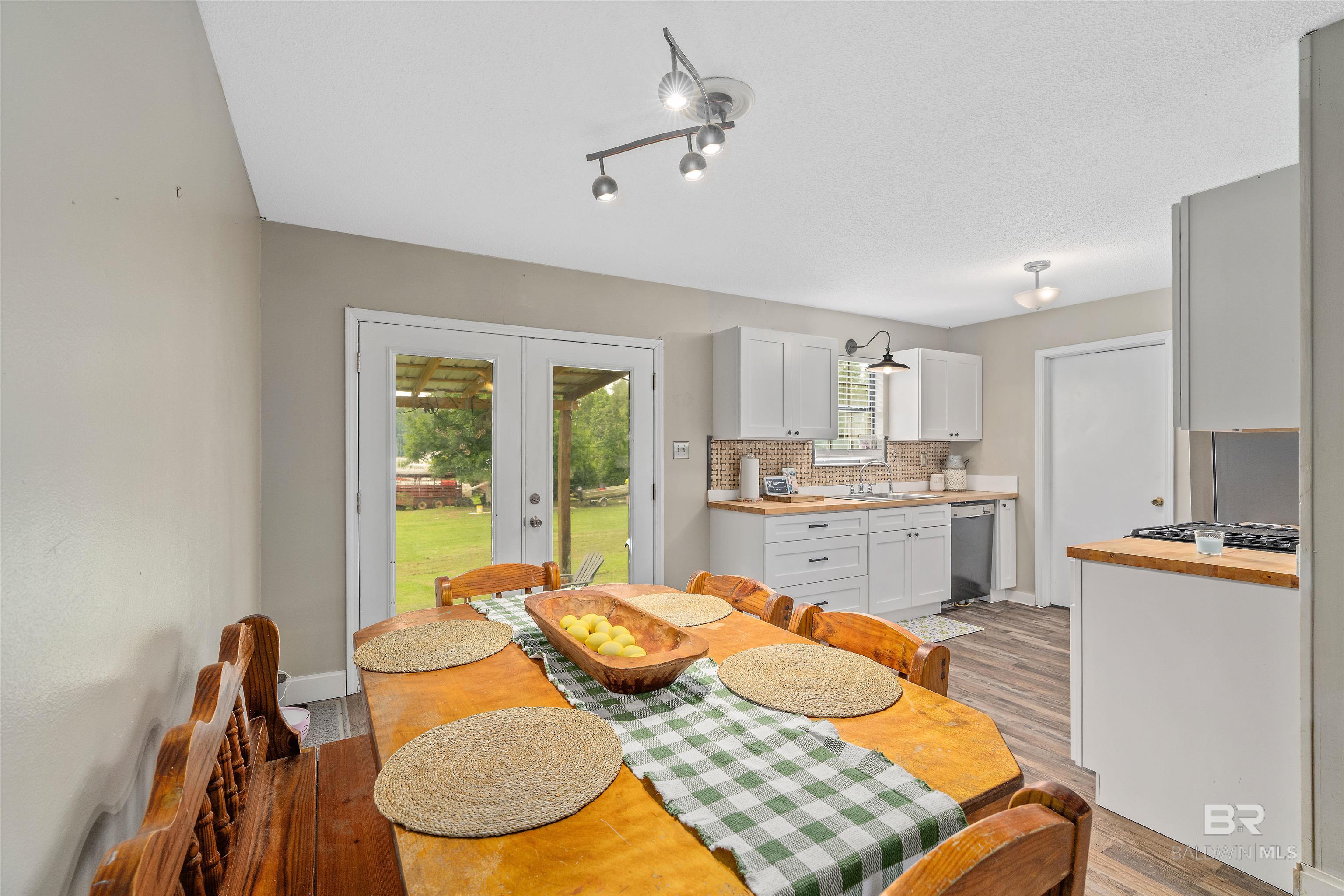 https://zimg.paragon.ice.com/ParagonImages/Property/PG/BCAR/396449/10/0/0/251d0318feeb3161aa8a36a642c1a30a/7/c7ad5332e110620ae76fe7b3be91f51a/396449-e7cb9c53-dcb3-4a0c-97d2-1038394e01aa.JPG