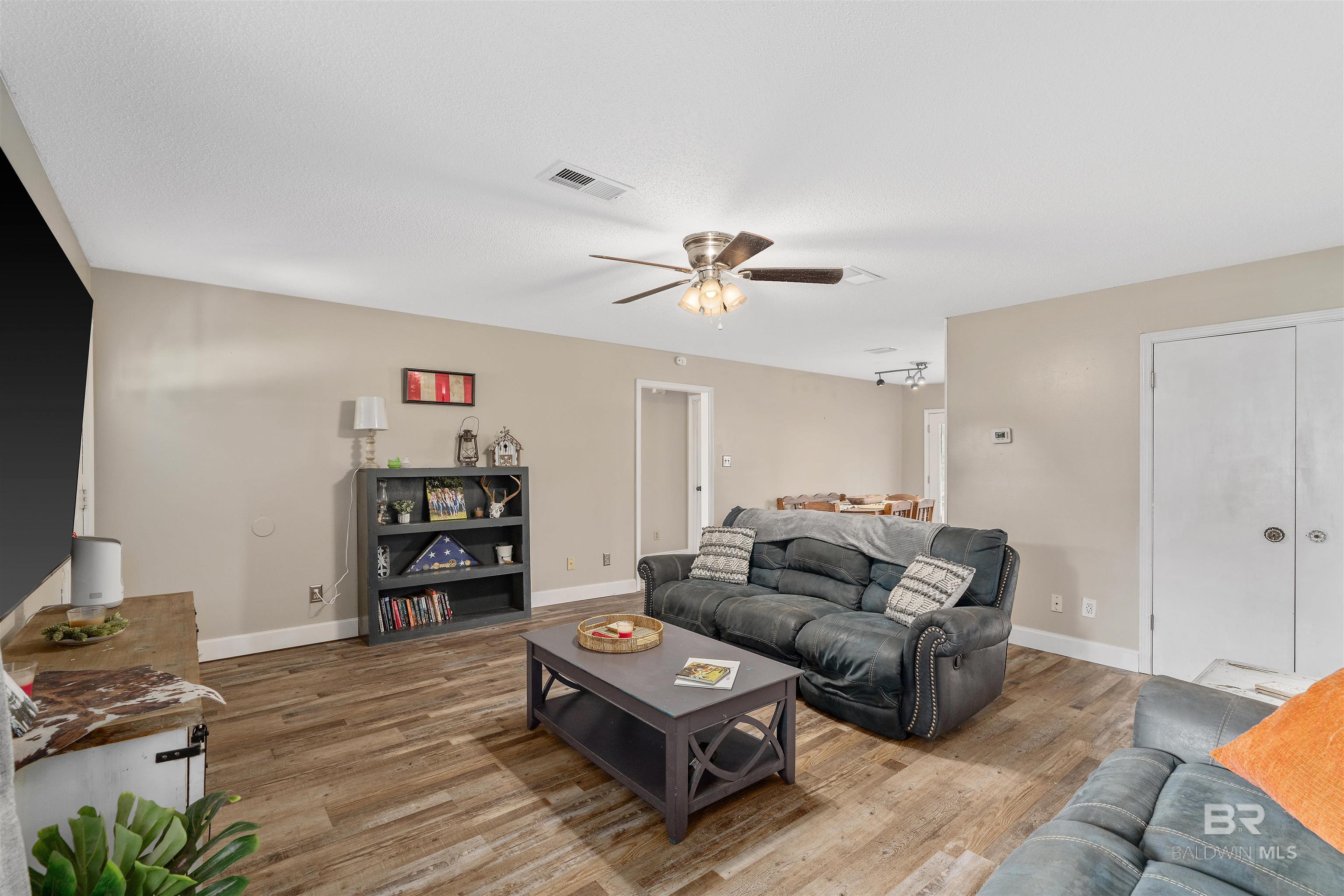 https://zimg.paragon.ice.com/ParagonImages/Property/PG/BCAR/396449/16/0/0/8731e6004043cd8ea576ee7864ea9382/7/c7ad5332e110620ae76fe7b3be91f51a/396449-9fa027f2-4157-4d79-a2d1-50cd6225d7ea.JPG