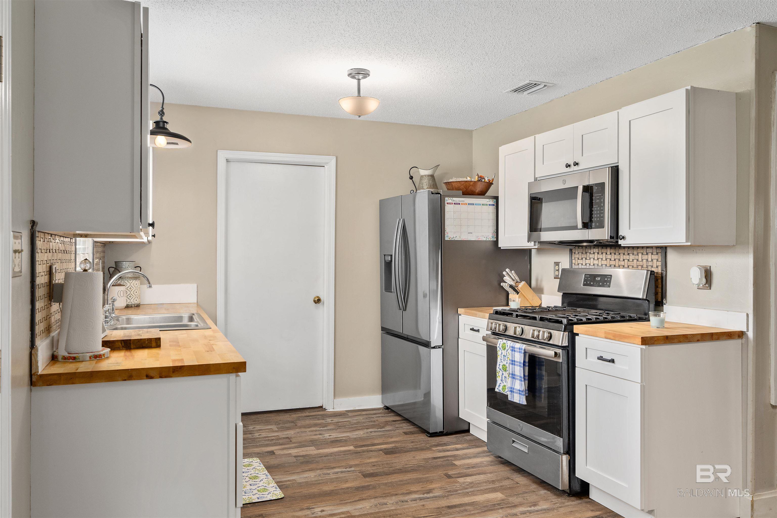 https://zimg.paragon.ice.com/ParagonImages/Property/PG/BCAR/396449/8/0/0/eb2e262b3b1fa1e7557b2dcbcce222a4/7/c7ad5332e110620ae76fe7b3be91f51a/396449-96a8cc58-4818-4bf9-abb4-8e22818a3604.JPG