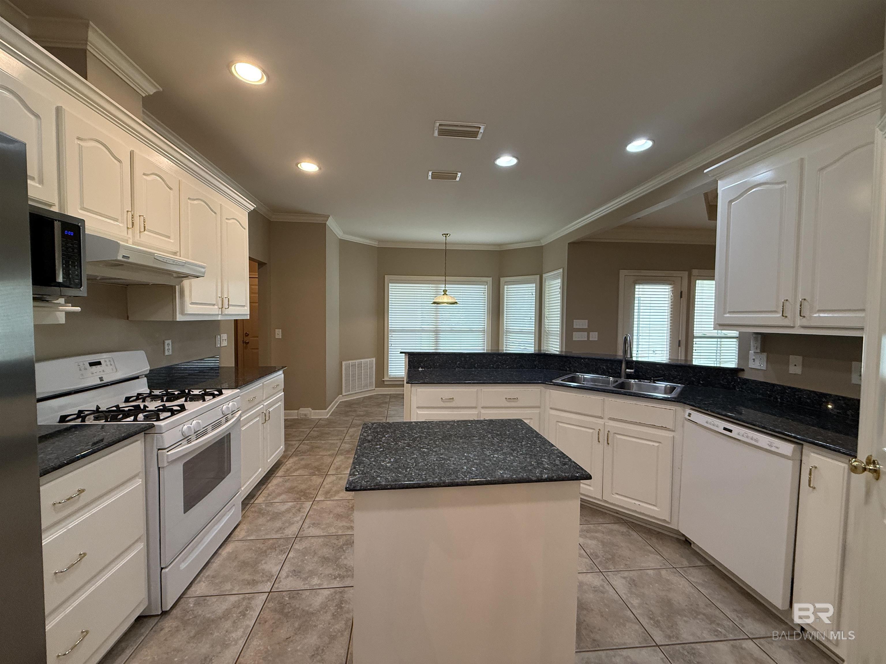 https://zimg.paragon.ice.com/ParagonImages/Property/PG/BCAR/396476/6/0/0/e358890d05d02da3caa42f767bcf4340/7/a2b03b3e3b13189af901f9a6847beb67/396476-48fe063d-b3cc-43b3-bfc4-2fe37b187173.JPG