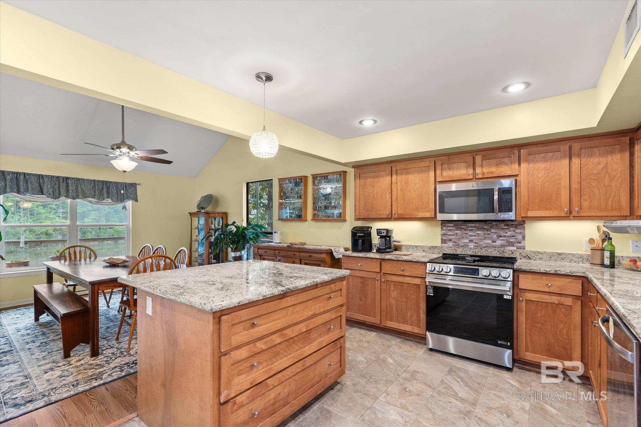 https://zimg.paragon.ice.com/ParagonImages/Property/PG/BCAR/396542/10/0/0/0118a0a70798e3bcf6105075a67db515/7/d00b87314ded4f38aafa97df8f416b88/396542-40d8d1fd-cea2-420f-be08-c5d615ba23c4.JPG