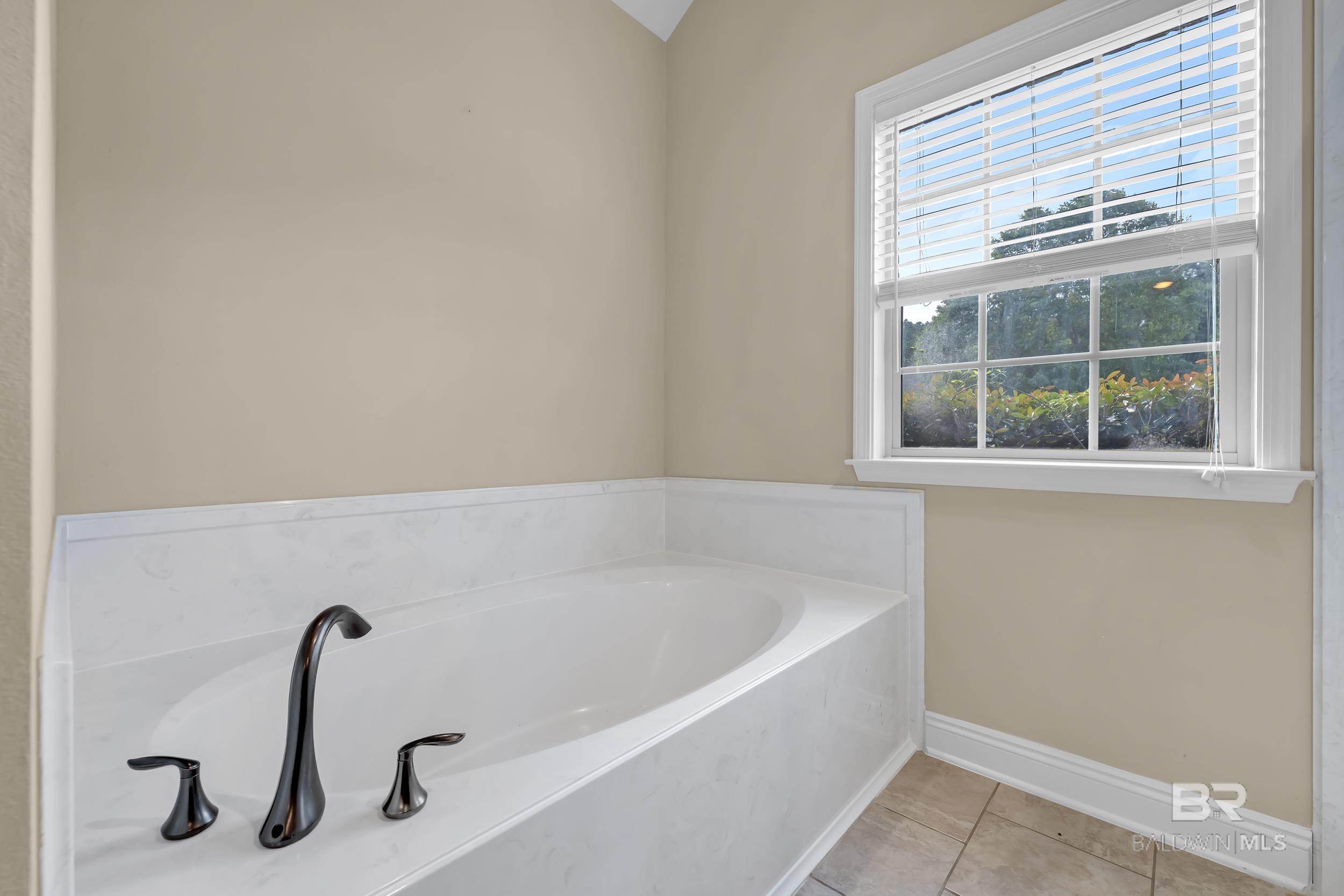 https://zimg.paragon.ice.com/ParagonImages/Property/PG/BCAR/396559/16/0/0/f5095470541544955e6ad0ee697b9092/7/c105064ef723a2e2d38c65b26c5655b0/396559-61619efe-a8c3-4e6e-bfb4-c0b532cb774b.JPG